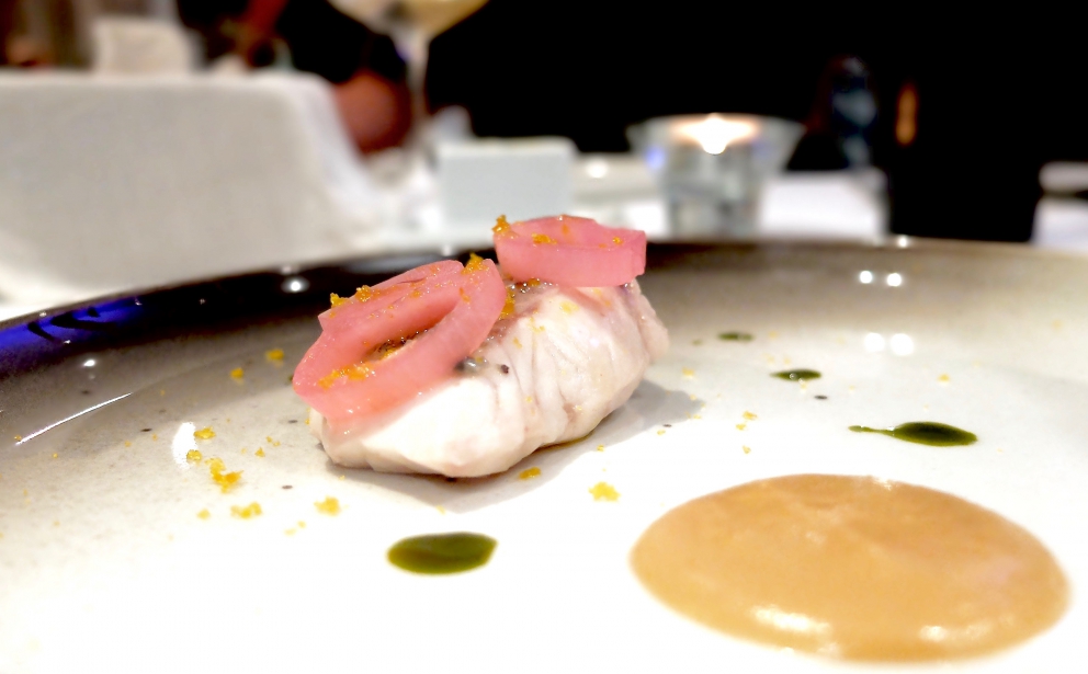 Galleria fotografica






Luca, Rosetta e Antonio Abbruzzino alla presentazione della Guida Identità Golose 2017 (foto Brambilla-Serrani)









Sgombro, mozzarella e cetriolo: lo sgombro è marinato, mozzarella al barbecue, brodo di sgombro al katsuobushi delle sue lische. Le foto dei piatti sono di Tanio Liotta









Tonno, pomodoro e fresa: la crema è fatta di pane alla 'nduia, il tonno è all'interno del pomodoro ricostruito









Frittura delicata di calamaretti e neonate di gamberetti. Non c'è limone ma bergamotto









Manzo 65 giorni con salsa di anemoni di mare, i 65 giorni sono quelli della frollatura di questa carne che viene da San Giorgio Morgeto: è «l'essenza della Calabria», per dirla con Luca Abbruzzino. C'è acidità, fondente e anche aromaticità, amplificata dall'infiorescenza di finocchietto selvatico









Una pasta fredda: Linguine, cozze (in crema), carote e mandorle fresche









Ormai un classico ultra-goloso: Perché no... fusilloni, nduja, pecorino e ricci di mare. Nella cucina di Abbruzzino mare e terra spesso vanno a braccetto






