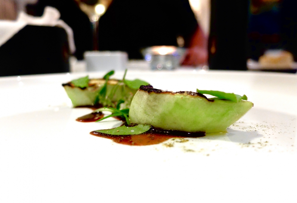 Galleria fotografica






Luca, Rosetta e Antonio Abbruzzino alla presentazione della Guida Identità Golose 2017 (foto Brambilla-Serrani)









Sgombro, mozzarella e cetriolo: lo sgombro è marinato, mozzarella al barbecue, brodo di sgombro al katsuobushi delle sue lische. Le foto dei piatti sono di Tanio Liotta









Tonno, pomodoro e fresa: la crema è fatta di pane alla 'nduia, il tonno è all'interno del pomodoro ricostruito









Frittura delicata di calamaretti e neonate di gamberetti. Non c'è limone ma bergamotto









Manzo 65 giorni con salsa di anemoni di mare, i 65 giorni sono quelli della frollatura di questa carne che viene da San Giorgio Morgeto: è «l'essenza della Calabria», per dirla con Luca Abbruzzino. C'è acidità, fondente e anche aromaticità, amplificata dall'infiorescenza di finocchietto selvatico









Una pasta fredda: Linguine, cozze (in crema), carote e mandorle fresche









Ormai un classico ultra-goloso: Perché no... fusilloni, nduja, pecorino e ricci di mare. Nella cucina di Abbruzzino mare e terra spesso vanno a braccetto









Dentice, latte affumicato, cipolla, alloro e bottarga






