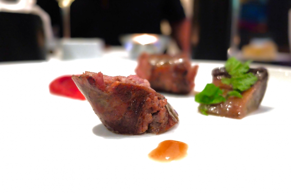 Galleria fotografica






Luca, Rosetta e Antonio Abbruzzino alla presentazione della Guida Identità Golose 2017 (foto Brambilla-Serrani)









Sgombro, mozzarella e cetriolo: lo sgombro è marinato, mozzarella al barbecue, brodo di sgombro al katsuobushi delle sue lische. Le foto dei piatti sono di Tanio Liotta









Tonno, pomodoro e fresa: la crema è fatta di pane alla 'nduia, il tonno è all'interno del pomodoro ricostruito









Frittura delicata di calamaretti e neonate di gamberetti. Non c'è limone ma bergamotto









Manzo 65 giorni con salsa di anemoni di mare, i 65 giorni sono quelli della frollatura di questa carne che viene da San Giorgio Morgeto: è «l'essenza della Calabria», per dirla con Luca Abbruzzino. C'è acidità, fondente e anche aromaticità, amplificata dall'infiorescenza di finocchietto selvatico









Una pasta fredda: Linguine, cozze (in crema), carote e mandorle fresche









Ormai un classico ultra-goloso: Perché no... fusilloni, nduja, pecorino e ricci di mare. Nella cucina di Abbruzzino mare e terra spesso vanno a braccetto









Dentice, latte affumicato, cipolla, alloro e bottarga









Cetriolo tondo grigliato con erbe (finocchietto marino, acetosella, infiorescenza di finocchietto selvatico, borragine di fiume), fondo di alghe e verdure bruciate






