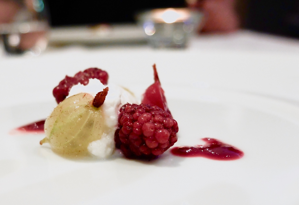 Galleria fotografica






Luca, Rosetta e Antonio Abbruzzino alla presentazione della Guida Identità Golose 2017 (foto Brambilla-Serrani)









Sgombro, mozzarella e cetriolo: lo sgombro è marinato, mozzarella al barbecue, brodo di sgombro al katsuobushi delle sue lische. Le foto dei piatti sono di Tanio Liotta









Tonno, pomodoro e fresa: la crema è fatta di pane alla 'nduia, il tonno è all'interno del pomodoro ricostruito









Frittura delicata di calamaretti e neonate di gamberetti. Non c'è limone ma bergamotto









Manzo 65 giorni con salsa di anemoni di mare, i 65 giorni sono quelli della frollatura di questa carne che viene da San Giorgio Morgeto: è «l'essenza della Calabria», per dirla con Luca Abbruzzino. C'è acidità, fondente e anche aromaticità, amplificata dall'infiorescenza di finocchietto selvatico









Una pasta fredda: Linguine, cozze (in crema), carote e mandorle fresche









Ormai un classico ultra-goloso: Perché no... fusilloni, nduja, pecorino e ricci di mare. Nella cucina di Abbruzzino mare e terra spesso vanno a braccetto









Dentice, latte affumicato, cipolla, alloro e bottarga









Cetriolo tondo grigliato con erbe (finocchietto marino, acetosella, infiorescenza di finocchietto selvatico, borragine di fiume), fondo di alghe e verdure bruciate









Salsiccia al barbecue e parmigiana, un ricordo d'infanzia dello chef, quando mangiava la salsiccia al pomodoro. Qui l'insaccato è nobilitato, prevede il filetto del maiale, la parte grassa è data dal lardo. Viene cotto al barbecue e aromatizzato con spezie. La parmigiana è di melanzane all'aceto






