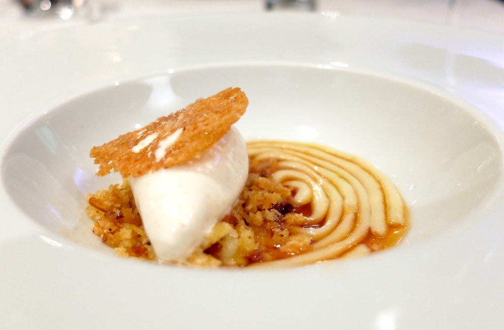 Galleria fotografica






Luca, Rosetta e Antonio Abbruzzino alla presentazione della Guida Identità Golose 2017 (foto Brambilla-Serrani)









Sgombro, mozzarella e cetriolo: lo sgombro è marinato, mozzarella al barbecue, brodo di sgombro al katsuobushi delle sue lische. Le foto dei piatti sono di Tanio Liotta









Tonno, pomodoro e fresa: la crema è fatta di pane alla 'nduia, il tonno è all'interno del pomodoro ricostruito









Frittura delicata di calamaretti e neonate di gamberetti. Non c'è limone ma bergamotto









Manzo 65 giorni con salsa di anemoni di mare, i 65 giorni sono quelli della frollatura di questa carne che viene da San Giorgio Morgeto: è «l'essenza della Calabria», per dirla con Luca Abbruzzino. C'è acidità, fondente e anche aromaticità, amplificata dall'infiorescenza di finocchietto selvatico









Una pasta fredda: Linguine, cozze (in crema), carote e mandorle fresche









Ormai un classico ultra-goloso: Perché no... fusilloni, nduja, pecorino e ricci di mare. Nella cucina di Abbruzzino mare e terra spesso vanno a braccetto









Dentice, latte affumicato, cipolla, alloro e bottarga









Cetriolo tondo grigliato con erbe (finocchietto marino, acetosella, infiorescenza di finocchietto selvatico, borragine di fiume), fondo di alghe e verdure bruciate









Salsiccia al barbecue e parmigiana, un ricordo d'infanzia dello chef, quando mangiava la salsiccia al pomodoro. Qui l'insaccato è nobilitato, prevede il filetto del maiale, la parte grassa è data dal lardo. Viene cotto al barbecue e aromatizzato con spezie. La parmigiana è di melanzane all'aceto









I dolci sono di Matteo Morello, classe 1992 ma già da cinque anni a Catanzaro Lido con gli Abbruzzino, dopo essere stato anche dagli Alajmo. Qui il pre-dessert, Yogurt di bufala, uva spina sott'aceto, more fermentate






