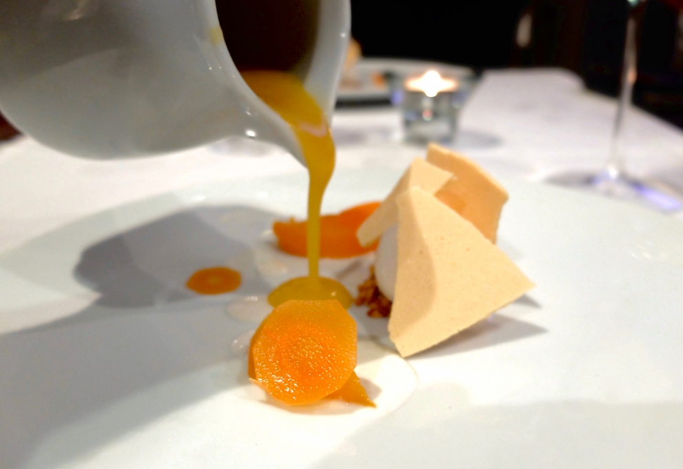 Galleria fotografica






Luca, Rosetta e Antonio Abbruzzino alla presentazione della Guida Identità Golose 2017 (foto Brambilla-Serrani)









Sgombro, mozzarella e cetriolo: lo sgombro è marinato, mozzarella al barbecue, brodo di sgombro al katsuobushi delle sue lische. Le foto dei piatti sono di Tanio Liotta









Tonno, pomodoro e fresa: la crema è fatta di pane alla 'nduia, il tonno è all'interno del pomodoro ricostruito









Frittura delicata di calamaretti e neonate di gamberetti. Non c'è limone ma bergamotto









Manzo 65 giorni con salsa di anemoni di mare, i 65 giorni sono quelli della frollatura di questa carne che viene da San Giorgio Morgeto: è «l'essenza della Calabria», per dirla con Luca Abbruzzino. C'è acidità, fondente e anche aromaticità, amplificata dall'infiorescenza di finocchietto selvatico









Una pasta fredda: Linguine, cozze (in crema), carote e mandorle fresche









Ormai un classico ultra-goloso: Perché no... fusilloni, nduja, pecorino e ricci di mare. Nella cucina di Abbruzzino mare e terra spesso vanno a braccetto









Dentice, latte affumicato, cipolla, alloro e bottarga









Cetriolo tondo grigliato con erbe (finocchietto marino, acetosella, infiorescenza di finocchietto selvatico, borragine di fiume), fondo di alghe e verdure bruciate









Salsiccia al barbecue e parmigiana, un ricordo d'infanzia dello chef, quando mangiava la salsiccia al pomodoro. Qui l'insaccato è nobilitato, prevede il filetto del maiale, la parte grassa è data dal lardo. Viene cotto al barbecue e aromatizzato con spezie. La parmigiana è di melanzane all'aceto









I dolci sono di Matteo Morello, classe 1992 ma già da cinque anni a Catanzaro Lido con gli Abbruzzino, dopo essere stato anche dagli Alajmo. Qui il pre-dessert, Yogurt di bufala, uva spina sott'aceto, more fermentate









Pane, olio e zucchero, uno spuntino della tradizione calabrese completamente rivisto (il pane è in parte gelato e in parte caramellato, l'olio è la crema, poi c'è caramello salato)






