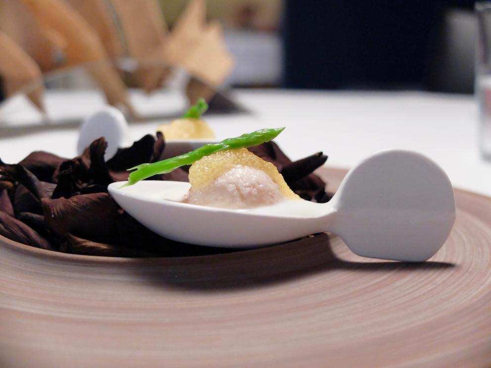 Galleria fotografica






Gran cena al Tarabusino, negli scatti di Tanio Liotta. S'inizia col cestino del pane, di livello: da notare gli squisiti crackers ottenuti con farina Macino, dagli scarti di lavorazione di uva bio






