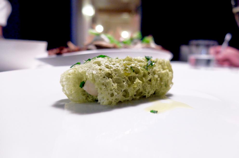 Galleria fotografica






Gran cena al Tarabusino, negli scatti di Tanio Liotta. S'inizia col cestino del pane, di livello: da notare gli squisiti crackers ottenuti con farina Macino, dagli scarti di lavorazione di uva bio









Lo chef fa subito centro col Gelato di mare: gelato di scampi, yogurt con lime, caviale di gò (non è in commercio: viene da un pesce della Laguna veneta) e asparagi selvatici. E' servito su foglie di carciofo bruciate







