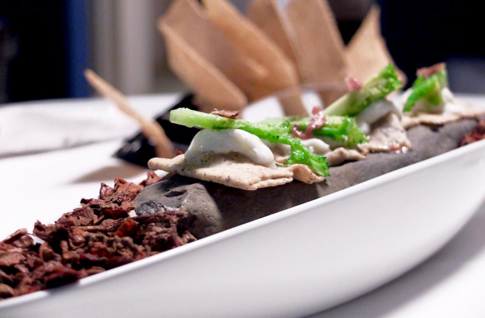 Galleria fotografica






Gran cena al Tarabusino, negli scatti di Tanio Liotta. S'inizia col cestino del pane, di livello: da notare gli squisiti crackers ottenuti con farina Macino, dagli scarti di lavorazione di uva bio









Lo chef fa subito centro col Gelato di mare: gelato di scampi, yogurt con lime, caviale di gò (non è in commercio: viene da un pesce della Laguna veneta) e asparagi selvatici. E' servito su foglie di carciofo bruciate









Altro bel piatto, semplice ed equilibrato: Frittatina di aglio orsino con asparago di Fossalon e alghe essiccate






