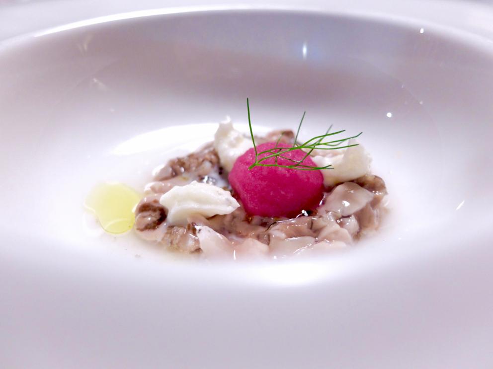 Galleria fotografica






Gran cena al Tarabusino, negli scatti di Tanio Liotta. S'inizia col cestino del pane, di livello: da notare gli squisiti crackers ottenuti con farina Macino, dagli scarti di lavorazione di uva bio









Lo chef fa subito centro col Gelato di mare: gelato di scampi, yogurt con lime, caviale di gò (non è in commercio: viene da un pesce della Laguna veneta) e asparagi selvatici. E' servito su foglie di carciofo bruciate









Altro bel piatto, semplice ed equilibrato: Frittatina di aglio orsino con asparago di Fossalon e alghe essiccate









Acciughe de Le Isolane di Grado, broccoletti, mozzarella di Fossalon, su quadrati di pane Macino 






