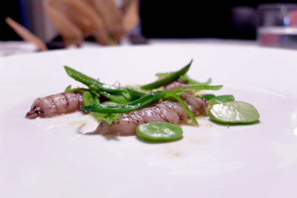 Galleria fotografica






Gran cena al Tarabusino, negli scatti di Tanio Liotta. S'inizia col cestino del pane, di livello: da notare gli squisiti crackers ottenuti con farina Macino, dagli scarti di lavorazione di uva bio









Lo chef fa subito centro col Gelato di mare: gelato di scampi, yogurt con lime, caviale di gò (non è in commercio: viene da un pesce della Laguna veneta) e asparagi selvatici. E' servito su foglie di carciofo bruciate









Altro bel piatto, semplice ed equilibrato: Frittatina di aglio orsino con asparago di Fossalon e alghe essiccate









Acciughe de Le Isolane di Grado, broccoletti, mozzarella di Fossalon, su quadrati di pane Macino 









«Anche nell'Alto Adriatico si trovano ostriche: sono meno belle esteticamente, meno carnose ma regalano un'ottima sapidità». La stessa che si riscontra in questo piatto in cui il mollusco sposa un burro «che facciamo noi col latte di giornata», una granita di cipolla rossa locale di Cavasso, olio sloveno Trasparenza, finocchietto, pepe e aceto Sirk. Godibilissimo, contemporaneo









«I colori hanno un sapore?» si chiede Franzin. Così ha ideato un piatto che, resettando ogni certezza cromatica, affidi il giudizio solo alle papille gustative: Fragole verdi, asparago, uovo, polvere di fibra d'asparago verde e sedano, caviale bianco di orata Friultrota







