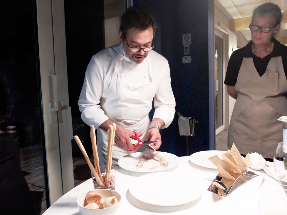 Galleria fotografica






Gran cena al Tarabusino, negli scatti di Tanio Liotta. S'inizia col cestino del pane, di livello: da notare gli squisiti crackers ottenuti con farina Macino, dagli scarti di lavorazione di uva bio









Lo chef fa subito centro col Gelato di mare: gelato di scampi, yogurt con lime, caviale di gò (non è in commercio: viene da un pesce della Laguna veneta) e asparagi selvatici. E' servito su foglie di carciofo bruciate









Altro bel piatto, semplice ed equilibrato: Frittatina di aglio orsino con asparago di Fossalon e alghe essiccate









Acciughe de Le Isolane di Grado, broccoletti, mozzarella di Fossalon, su quadrati di pane Macino 









«Anche nell'Alto Adriatico si trovano ostriche: sono meno belle esteticamente, meno carnose ma regalano un'ottima sapidità». La stessa che si riscontra in questo piatto in cui il mollusco sposa un burro «che facciamo noi col latte di giornata», una granita di cipolla rossa locale di Cavasso, olio sloveno Trasparenza, finocchietto, pepe e aceto Sirk. Godibilissimo, contemporaneo









«I colori hanno un sapore?» si chiede Franzin. Così ha ideato un piatto che, resettando ogni certezza cromatica, affidi il giudizio solo alle papille gustative: Fragole verdi, asparago, uovo, polvere di fibra d'asparago verde e sedano, caviale bianco di orata Friultrota









Cicale di mare, baccelli di pisello, fagiolini e fave: gioco di mineralità






