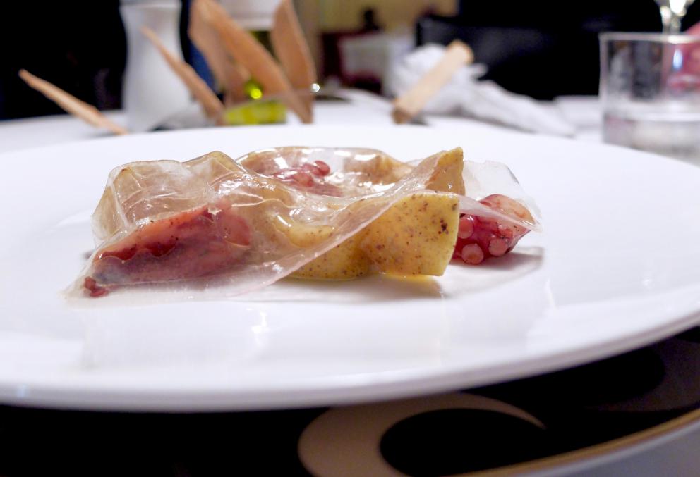 Galleria fotografica






Gran cena al Tarabusino, negli scatti di Tanio Liotta. S'inizia col cestino del pane, di livello: da notare gli squisiti crackers ottenuti con farina Macino, dagli scarti di lavorazione di uva bio









Lo chef fa subito centro col Gelato di mare: gelato di scampi, yogurt con lime, caviale di gò (non è in commercio: viene da un pesce della Laguna veneta) e asparagi selvatici. E' servito su foglie di carciofo bruciate









Altro bel piatto, semplice ed equilibrato: Frittatina di aglio orsino con asparago di Fossalon e alghe essiccate









Acciughe de Le Isolane di Grado, broccoletti, mozzarella di Fossalon, su quadrati di pane Macino 









«Anche nell'Alto Adriatico si trovano ostriche: sono meno belle esteticamente, meno carnose ma regalano un'ottima sapidità». La stessa che si riscontra in questo piatto in cui il mollusco sposa un burro «che facciamo noi col latte di giornata», una granita di cipolla rossa locale di Cavasso, olio sloveno Trasparenza, finocchietto, pepe e aceto Sirk. Godibilissimo, contemporaneo









«I colori hanno un sapore?» si chiede Franzin. Così ha ideato un piatto che, resettando ogni certezza cromatica, affidi il giudizio solo alle papille gustative: Fragole verdi, asparago, uovo, polvere di fibra d'asparago verde e sedano, caviale bianco di orata Friultrota









Cicale di mare, baccelli di pisello, fagiolini e fave: gioco di mineralità









«Le cicale di mare sono difficili da cuocere: tagliandole si rompono facilmente e si perde così la parte estrema, la migliore». Lo chef ci mostra dunque come devono essere trattate: prima vanno ghiacciate, quindi pulite, poi cotte tra due fogli di pellicola da cucina, ma solo per 8 secondi









Ed ecco il perfetto risultato






