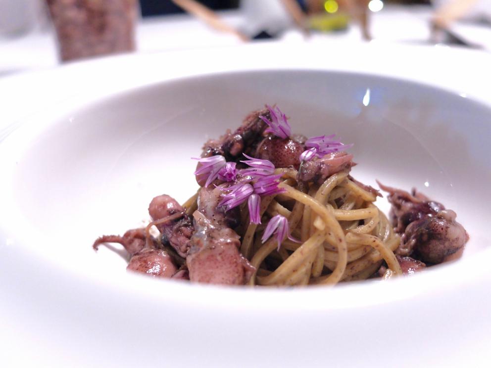 Galleria fotografica






Gran cena al Tarabusino, negli scatti di Tanio Liotta. S'inizia col cestino del pane, di livello: da notare gli squisiti crackers ottenuti con farina Macino, dagli scarti di lavorazione di uva bio









Lo chef fa subito centro col Gelato di mare: gelato di scampi, yogurt con lime, caviale di gò (non è in commercio: viene da un pesce della Laguna veneta) e asparagi selvatici. E' servito su foglie di carciofo bruciate









Altro bel piatto, semplice ed equilibrato: Frittatina di aglio orsino con asparago di Fossalon e alghe essiccate









Acciughe de Le Isolane di Grado, broccoletti, mozzarella di Fossalon, su quadrati di pane Macino 









«Anche nell'Alto Adriatico si trovano ostriche: sono meno belle esteticamente, meno carnose ma regalano un'ottima sapidità». La stessa che si riscontra in questo piatto in cui il mollusco sposa un burro «che facciamo noi col latte di giornata», una granita di cipolla rossa locale di Cavasso, olio sloveno Trasparenza, finocchietto, pepe e aceto Sirk. Godibilissimo, contemporaneo









«I colori hanno un sapore?» si chiede Franzin. Così ha ideato un piatto che, resettando ogni certezza cromatica, affidi il giudizio solo alle papille gustative: Fragole verdi, asparago, uovo, polvere di fibra d'asparago verde e sedano, caviale bianco di orata Friultrota









Cicale di mare, baccelli di pisello, fagiolini e fave: gioco di mineralità









«Le cicale di mare sono difficili da cuocere: tagliandole si rompono facilmente e si perde così la parte estrema, la migliore». Lo chef ci mostra dunque come devono essere trattate: prima vanno ghiacciate, quindi pulite, poi cotte tra due fogli di pellicola da cucina, ma solo per 8 secondi









Ed ecco il perfetto risultato









La cucina di Franzin è molto elegante e soave. Si concede più muscoli in questa interpretazione di un piatto sloveno tradizionale, gli žlikrofi, tortelli ripieni di patate e pancetta tipici dell'Idria. Lo chef propone dunque gnocchi (fatti con farina Macino) con patate e guanciale di maiale di Mangalica, cipolla, polipo e un sottile velo di lardo






