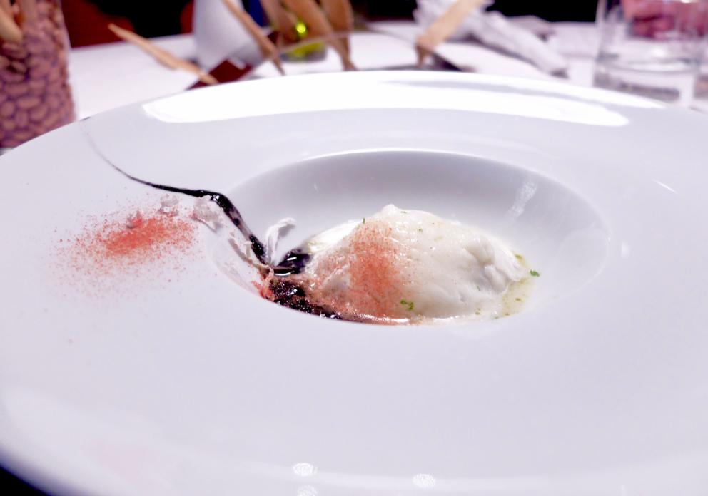 Galleria fotografica






Gran cena al Tarabusino, negli scatti di Tanio Liotta. S'inizia col cestino del pane, di livello: da notare gli squisiti crackers ottenuti con farina Macino, dagli scarti di lavorazione di uva bio









Lo chef fa subito centro col Gelato di mare: gelato di scampi, yogurt con lime, caviale di gò (non è in commercio: viene da un pesce della Laguna veneta) e asparagi selvatici. E' servito su foglie di carciofo bruciate









Altro bel piatto, semplice ed equilibrato: Frittatina di aglio orsino con asparago di Fossalon e alghe essiccate









Acciughe de Le Isolane di Grado, broccoletti, mozzarella di Fossalon, su quadrati di pane Macino 









«Anche nell'Alto Adriatico si trovano ostriche: sono meno belle esteticamente, meno carnose ma regalano un'ottima sapidità». La stessa che si riscontra in questo piatto in cui il mollusco sposa un burro «che facciamo noi col latte di giornata», una granita di cipolla rossa locale di Cavasso, olio sloveno Trasparenza, finocchietto, pepe e aceto Sirk. Godibilissimo, contemporaneo









«I colori hanno un sapore?» si chiede Franzin. Così ha ideato un piatto che, resettando ogni certezza cromatica, affidi il giudizio solo alle papille gustative: Fragole verdi, asparago, uovo, polvere di fibra d'asparago verde e sedano, caviale bianco di orata Friultrota









Cicale di mare, baccelli di pisello, fagiolini e fave: gioco di mineralità









«Le cicale di mare sono difficili da cuocere: tagliandole si rompono facilmente e si perde così la parte estrema, la migliore». Lo chef ci mostra dunque come devono essere trattate: prima vanno ghiacciate, quindi pulite, poi cotte tra due fogli di pellicola da cucina, ma solo per 8 secondi









Ed ecco il perfetto risultato









La cucina di Franzin è molto elegante e soave. Si concede più muscoli in questa interpretazione di un piatto sloveno tradizionale, gli žlikrofi, tortelli ripieni di patate e pancetta tipici dell'Idria. Lo chef propone dunque gnocchi (fatti con farina Macino) con patate e guanciale di maiale di Mangalica, cipolla, polipo e un sottile velo di lardo









Piatto squisito: Tagliolini di farina Macino, zotoeti (ossia calamaretti), aglio selvatico, «una specie di aglio olio e peperoncino di mare»






