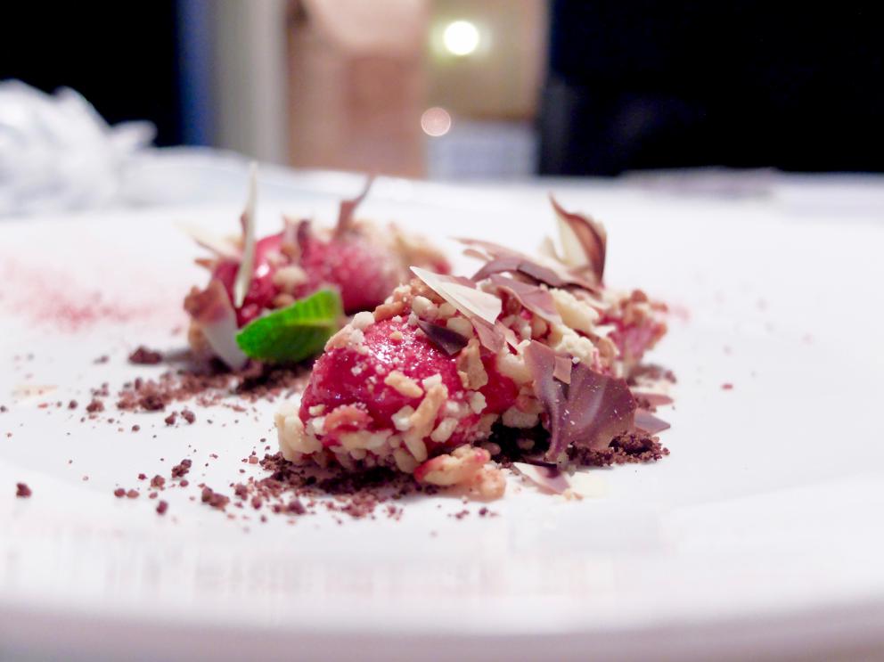 Galleria fotografica






Gran cena al Tarabusino, negli scatti di Tanio Liotta. S'inizia col cestino del pane, di livello: da notare gli squisiti crackers ottenuti con farina Macino, dagli scarti di lavorazione di uva bio









Lo chef fa subito centro col Gelato di mare: gelato di scampi, yogurt con lime, caviale di gò (non è in commercio: viene da un pesce della Laguna veneta) e asparagi selvatici. E' servito su foglie di carciofo bruciate









Altro bel piatto, semplice ed equilibrato: Frittatina di aglio orsino con asparago di Fossalon e alghe essiccate









Acciughe de Le Isolane di Grado, broccoletti, mozzarella di Fossalon, su quadrati di pane Macino 









«Anche nell'Alto Adriatico si trovano ostriche: sono meno belle esteticamente, meno carnose ma regalano un'ottima sapidità». La stessa che si riscontra in questo piatto in cui il mollusco sposa un burro «che facciamo noi col latte di giornata», una granita di cipolla rossa locale di Cavasso, olio sloveno Trasparenza, finocchietto, pepe e aceto Sirk. Godibilissimo, contemporaneo









«I colori hanno un sapore?» si chiede Franzin. Così ha ideato un piatto che, resettando ogni certezza cromatica, affidi il giudizio solo alle papille gustative: Fragole verdi, asparago, uovo, polvere di fibra d'asparago verde e sedano, caviale bianco di orata Friultrota









Cicale di mare, baccelli di pisello, fagiolini e fave: gioco di mineralità









«Le cicale di mare sono difficili da cuocere: tagliandole si rompono facilmente e si perde così la parte estrema, la migliore». Lo chef ci mostra dunque come devono essere trattate: prima vanno ghiacciate, quindi pulite, poi cotte tra due fogli di pellicola da cucina, ma solo per 8 secondi









Ed ecco il perfetto risultato









La cucina di Franzin è molto elegante e soave. Si concede più muscoli in questa interpretazione di un piatto sloveno tradizionale, gli žlikrofi, tortelli ripieni di patate e pancetta tipici dell'Idria. Lo chef propone dunque gnocchi (fatti con farina Macino) con patate e guanciale di maiale di Mangalica, cipolla, polipo e un sottile velo di lardo









Piatto squisito: Tagliolini di farina Macino, zotoeti (ossia calamaretti), aglio selvatico, «una specie di aglio olio e peperoncino di mare»









Seppia in mozzarella: gli elementi di scarto della seppia (osso, fegato, nero...) vengono fatti alla veneziana e poi frullati. Sopra si mette mozzarella fondente









Cefalo, cipollotto alla griglia, olio bruciato, calamaretti spillo fritti, spugnole: dal mare alla terra, risalendo il fiume. Come fa il cefalo









Polenta e latte (la polenta di Macino, of course)






