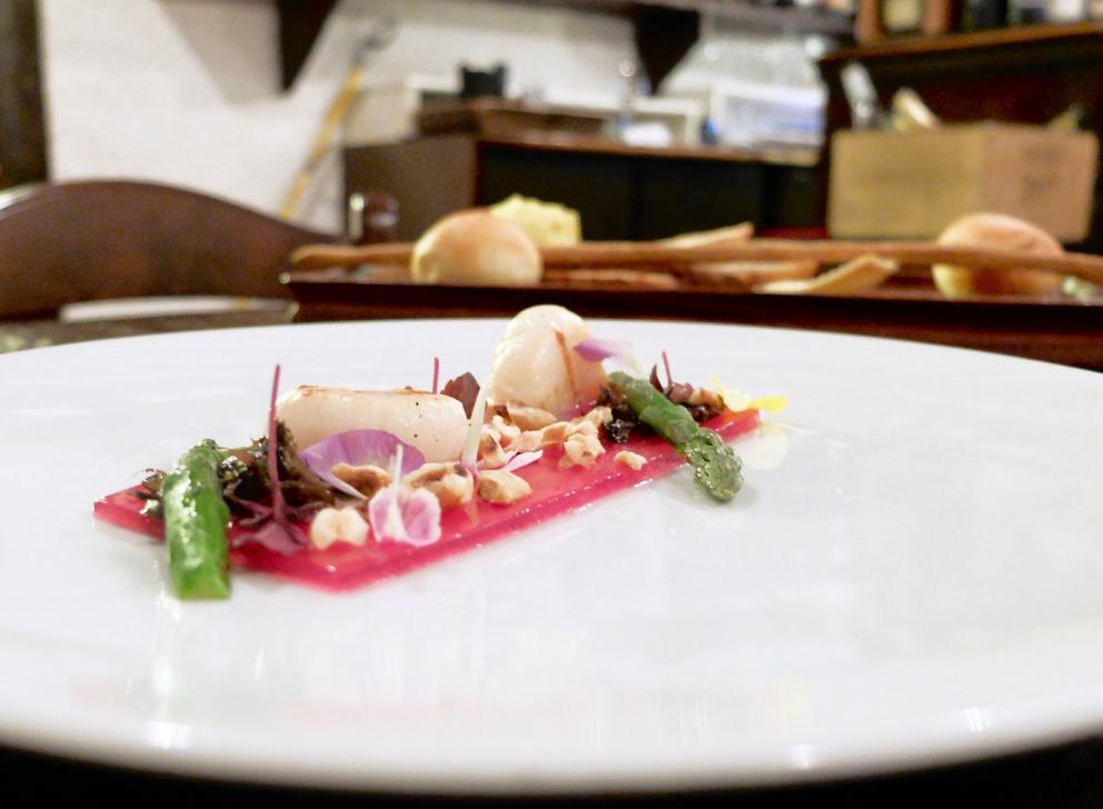 Galleria fotografica






Negli scatti di Tanio Liotta il nostro percorso al Pont de Ferr. Si inizia con gli appetizer, come questa Pasta croccante al pomodoro con pecorino e basilico e, sullo sfondo, il Macaron di rapa rossa e foie gras









Oliva all'ascolana con maionese al wasabi e Gyoza alla pasta di salame con salsa temaki (favoloso)









Sfogliatina di patate e caviale









Alici marinate al plancton, crema di umeboshi, lische in tempura, yogurt greco e pomodoro confit






