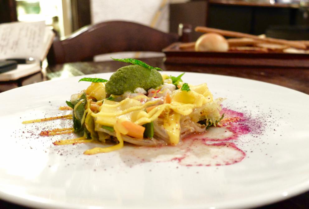 Galleria fotografica






Negli scatti di Tanio Liotta il nostro percorso al Pont de Ferr. Si inizia con gli appetizer, come questa Pasta croccante al pomodoro con pecorino e basilico e, sullo sfondo, il Macaron di rapa rossa e foie gras









Oliva all'ascolana con maionese al wasabi e Gyoza alla pasta di salame con salsa temaki (favoloso)









Sfogliatina di patate e caviale









Alici marinate al plancton, crema di umeboshi, lische in tempura, yogurt greco e pomodoro confit









Un piatto nuovo, davvero eccellente: Capesante, ostriche, gel di rabarbaro e ostriche (alla base), nocciole tostate e asparagi






