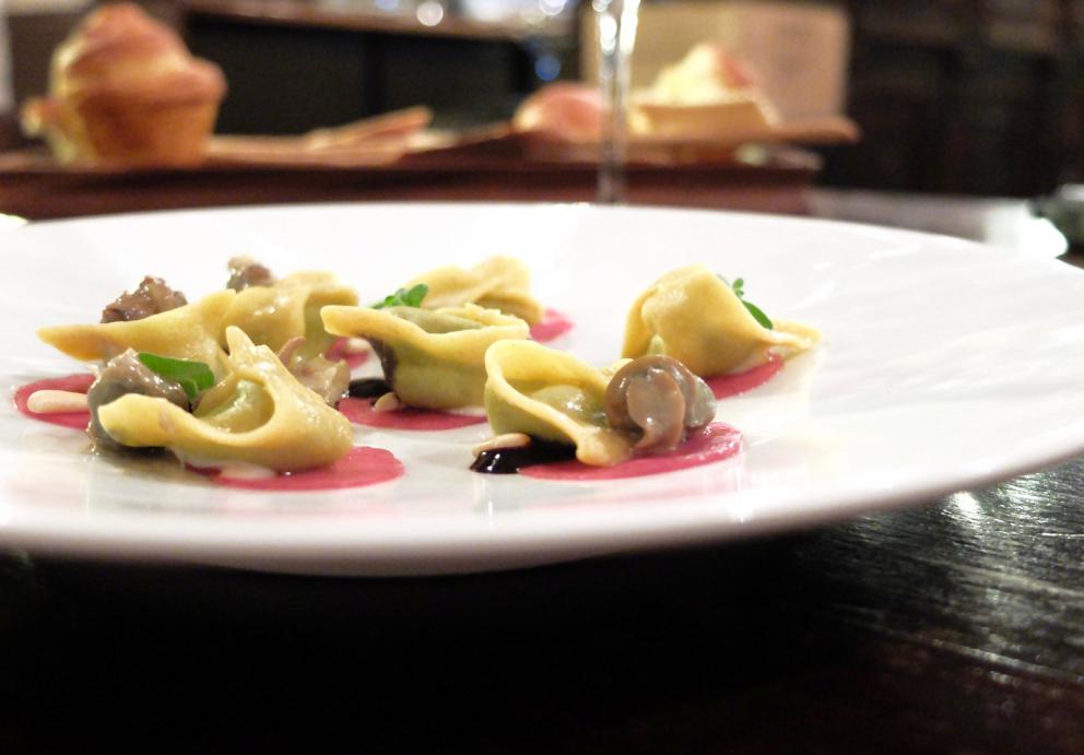 Galleria fotografica






Negli scatti di Tanio Liotta il nostro percorso al Pont de Ferr. Si inizia con gli appetizer, come questa Pasta croccante al pomodoro con pecorino e basilico e, sullo sfondo, il Macaron di rapa rossa e foie gras









Oliva all'ascolana con maionese al wasabi e Gyoza alla pasta di salame con salsa temaki (favoloso)









Sfogliatina di patate e caviale









Alici marinate al plancton, crema di umeboshi, lische in tempura, yogurt greco e pomodoro confit









Un piatto nuovo, davvero eccellente: Capesante, ostriche, gel di rabarbaro e ostriche (alla base), nocciole tostate e asparagi









Altra novità, piatto fresco ed estivo: Ceviche al mango, gelato di coriandolo, polvere di cavolo nero









Animelle, carciofi di Cabras, salsa di germogli e lenticchie









Ravioli di brodetto con crostacei, pesci di scoglio, consommé di scampi e acqua di mare al cardamomo









Centrolofo fermentato al cavolo viola, somen, ribes fermentato, alghe, bottarga






