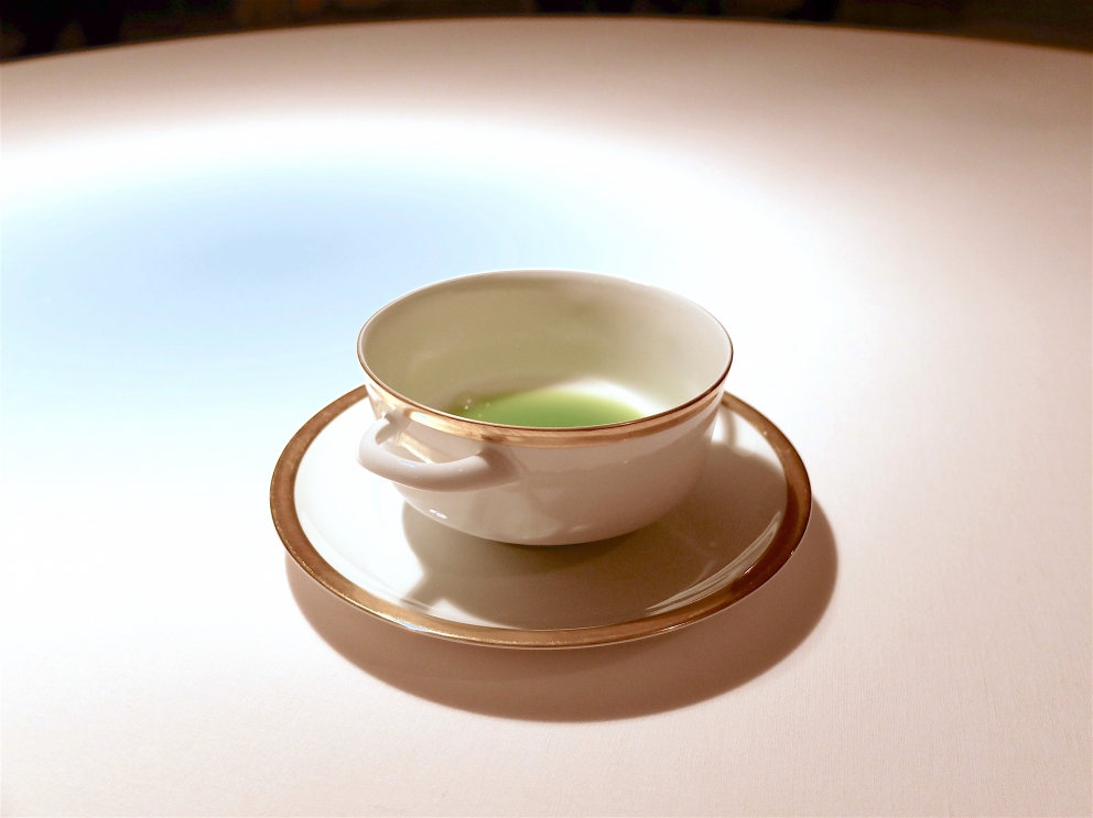 Galleria fotografica






L'eccezionale cena al Reale di Castel di Sangro, regno di Niko Romito, nella fotogallery firmata Tanio Liotta (mentre la foto sopra dello chef è di Brambilla-Serrani) 









Amuse bouche: Soffice di pistacchio salato, Ravanello marinato, Pane e ragù, Pomodoro pelato arrosto glassato al miele, Patata sotto la cenere (Foto Tanio Liotta)






