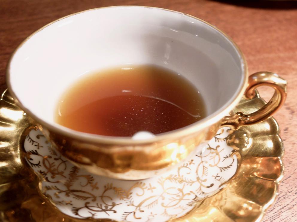 Galleria fotografica






La nostra cena al Dina nelle foto di Tanio Liotta. Il pane pugliese da lievito madre è aromatizzato con acciughe, capperi, olive e scorze di limone. Viene servito con burro alla scorza d'arancia






