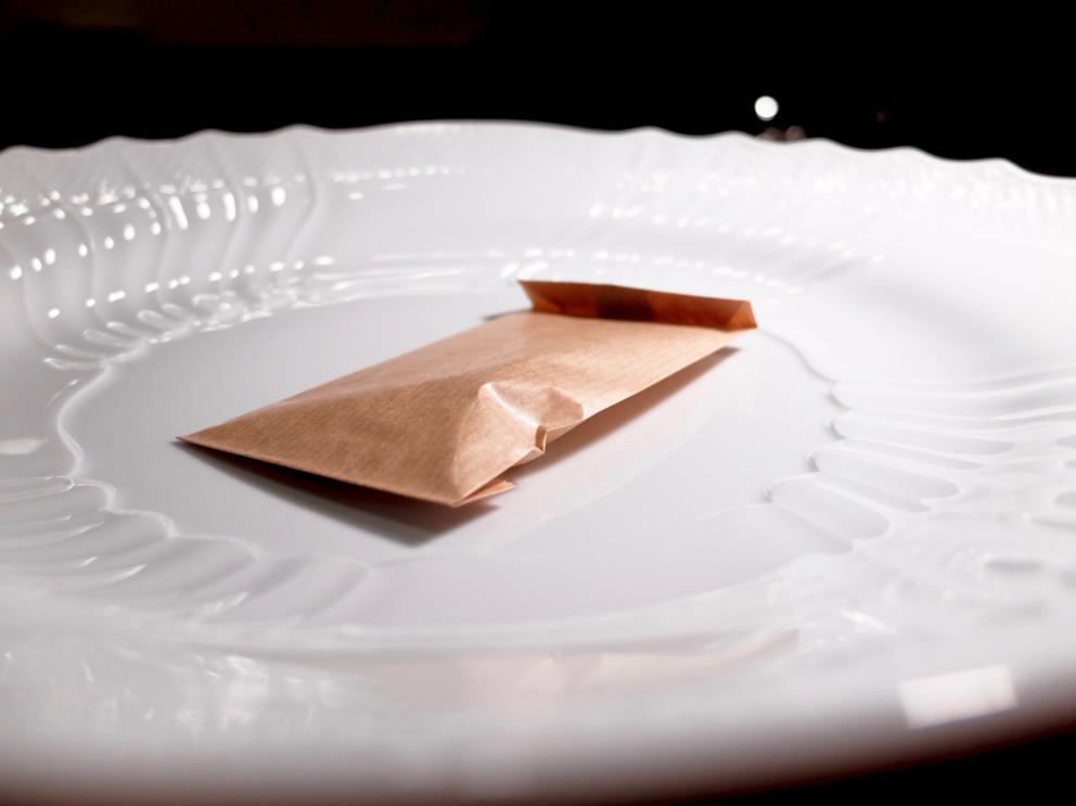 Galleria fotografica






La nostra cena al Dina nelle foto di Tanio Liotta. Il pane pugliese da lievito madre è aromatizzato con acciughe, capperi, olive e scorze di limone. Viene servito con burro alla scorza d'arancia









Un primo brodo, di verdure. «Adoro i brodi, richiamano la casa. Ne propongo uno accogliente all'inizio e uno profondo alla fine». Non chiarificato, con forte nota caramellata






