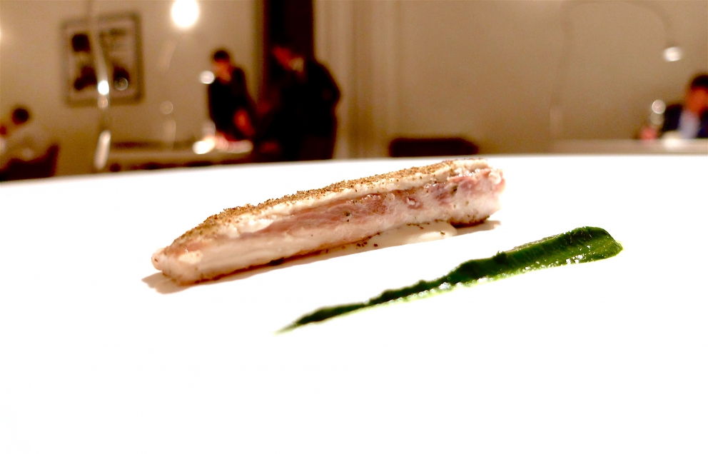 Galleria fotografica






L'eccezionale cena al Reale di Castel di Sangro, regno di Niko Romito, nella fotogallery firmata Tanio Liotta (mentre la foto sopra dello chef è di Brambilla-Serrani) 









Amuse bouche: Soffice di pistacchio salato, Ravanello marinato, Pane e ragù, Pomodoro pelato arrosto glassato al miele, Patata sotto la cenere (Foto Tanio Liotta)









Infuso di bietola









Mandorla e misticanza alcolica






