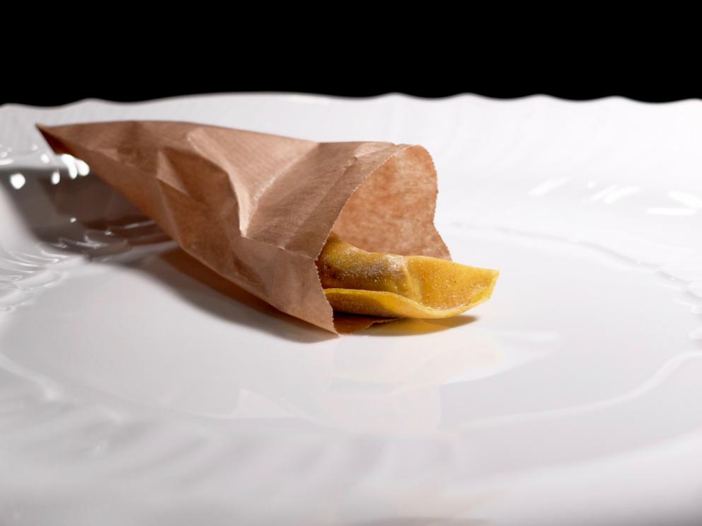 Galleria fotografica






La nostra cena al Dina nelle foto di Tanio Liotta. Il pane pugliese da lievito madre è aromatizzato con acciughe, capperi, olive e scorze di limone. Viene servito con burro alla scorza d'arancia









Un primo brodo, di verdure. «Adoro i brodi, richiamano la casa. Ne propongo uno accogliente all'inizio e uno profondo alla fine». Non chiarificato, con forte nota caramellata









Da dentro al sacchetto: casoncello crudo, ma cotto: lo si è assaggiato anche a Identità Milano 2018






