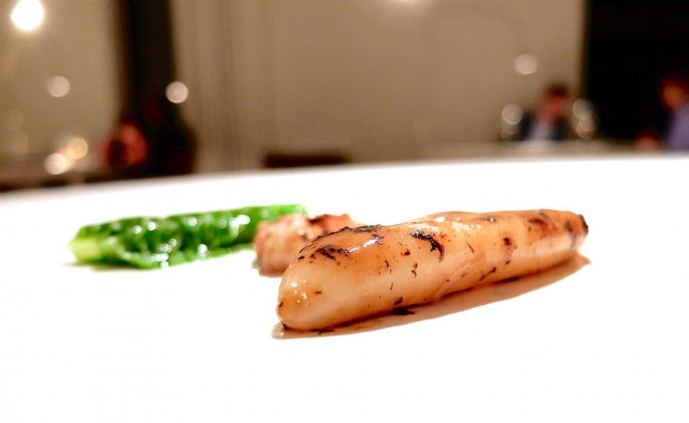 Galleria fotografica






L'eccezionale cena al Reale di Castel di Sangro, regno di Niko Romito, nella fotogallery firmata Tanio Liotta (mentre la foto sopra dello chef è di Brambilla-Serrani) 









Amuse bouche: Soffice di pistacchio salato, Ravanello marinato, Pane e ragù, Pomodoro pelato arrosto glassato al miele, Patata sotto la cenere (Foto Tanio Liotta)









Infuso di bietola









Mandorla e misticanza alcolica









Spigola, capperi e prezzemolo






