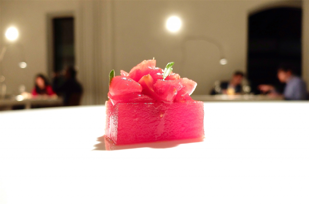 Galleria fotografica






L'eccezionale cena al Reale di Castel di Sangro, regno di Niko Romito, nella fotogallery firmata Tanio Liotta (mentre la foto sopra dello chef è di Brambilla-Serrani) 









Amuse bouche: Soffice di pistacchio salato, Ravanello marinato, Pane e ragù, Pomodoro pelato arrosto glassato al miele, Patata sotto la cenere (Foto Tanio Liotta)









Infuso di bietola









Mandorla e misticanza alcolica









Spigola, capperi e prezzemolo









Calamaro, pepe rosa e lattuga






