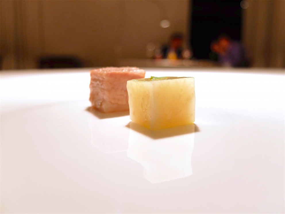 Galleria fotografica






L'eccezionale cena al Reale di Castel di Sangro, regno di Niko Romito, nella fotogallery firmata Tanio Liotta (mentre la foto sopra dello chef è di Brambilla-Serrani) 









Amuse bouche: Soffice di pistacchio salato, Ravanello marinato, Pane e ragù, Pomodoro pelato arrosto glassato al miele, Patata sotto la cenere (Foto Tanio Liotta)









Infuso di bietola









Mandorla e misticanza alcolica









Spigola, capperi e prezzemolo









Calamaro, pepe rosa e lattuga









Cocomero e pomodoro






