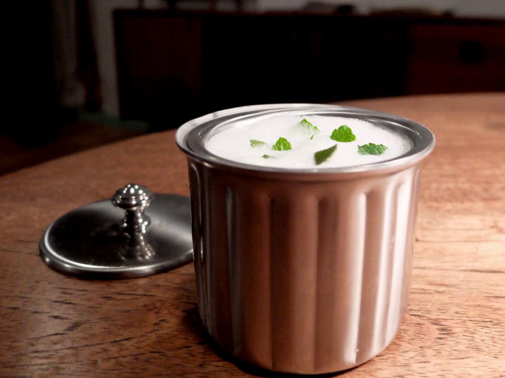 Galleria fotografica






La nostra cena al Dina nelle foto di Tanio Liotta. Il pane pugliese da lievito madre è aromatizzato con acciughe, capperi, olive e scorze di limone. Viene servito con burro alla scorza d'arancia









Un primo brodo, di verdure. «Adoro i brodi, richiamano la casa. Ne propongo uno accogliente all'inizio e uno profondo alla fine». Non chiarificato, con forte nota caramellata









Da dentro al sacchetto: casoncello crudo, ma cotto: lo si è assaggiato anche a Identità Milano 2018









Lo chef lo racconta così: «Avete mai mangiato la pasta ripiena cruda? Io ne ho mangiata una quantità sconsigliabile a chiunque. Quando ero a Modena, all'Osteria Francescana, un giorno ho mangiato due tortellini crudi e ho pensato: mamma mia, ma quanto sono buoni?! Sarebbe davvero bello renderli crudi, ma cotti: percezione palatale del crudo, ma assolutamente cotto. Ci ho lavorato, ci sono riuscito e così è nato il mio Casoncello crudo, ma cotto. Se Massimo Bottura un giorno verrà da Dina, solo per lui, ci sarà un tortellino crudo, ma cotto. Immagino di mandarlo sotto al tavolo facendo cadere una finta farina dall’alto e, come da bambino, se vorrà, potrà rubare il suo tortellino crudo, ma cotto “da sotto al tavolo”. Io rubavo i casoncelli dal sacchetto, quindi da Dina ognuno può giocare con la memoria attraverso questo piatto»






