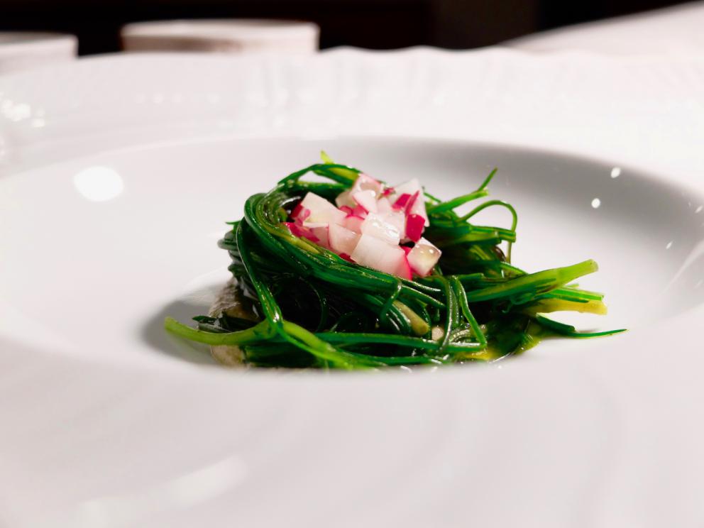 Galleria fotografica






La nostra cena al Dina nelle foto di Tanio Liotta. Il pane pugliese da lievito madre è aromatizzato con acciughe, capperi, olive e scorze di limone. Viene servito con burro alla scorza d'arancia









Un primo brodo, di verdure. «Adoro i brodi, richiamano la casa. Ne propongo uno accogliente all'inizio e uno profondo alla fine». Non chiarificato, con forte nota caramellata









Da dentro al sacchetto: casoncello crudo, ma cotto: lo si è assaggiato anche a Identità Milano 2018









Lo chef lo racconta così: «Avete mai mangiato la pasta ripiena cruda? Io ne ho mangiata una quantità sconsigliabile a chiunque. Quando ero a Modena, all'Osteria Francescana, un giorno ho mangiato due tortellini crudi e ho pensato: mamma mia, ma quanto sono buoni?! Sarebbe davvero bello renderli crudi, ma cotti: percezione palatale del crudo, ma assolutamente cotto. Ci ho lavorato, ci sono riuscito e così è nato il mio Casoncello crudo, ma cotto. Se Massimo Bottura un giorno verrà da Dina, solo per lui, ci sarà un tortellino crudo, ma cotto. Immagino di mandarlo sotto al tavolo facendo cadere una finta farina dall’alto e, come da bambino, se vorrà, potrà rubare il suo tortellino crudo, ma cotto “da sotto al tavolo”. Io rubavo i casoncelli dal sacchetto, quindi da Dina ognuno può giocare con la memoria attraverso questo piatto»









Tutto ci passa attraverso e ci cambia. Lo chef ama i prodotti-filtro, «capesante, cozze, eccetera». Qui crema di cozze, crema di pomodori confit piccante, aria di limone, erbe aromatiche, pane croccante e tartare di fungo. «L'uomo è un filtro (come la cozza): tutto ciò che incontra lascia in lui dei segni. L'uomo è anche un parassita (come il fungo): si lega a ciò che lo attrae». Il piatto è servito in un "bidoncino del pattume"






