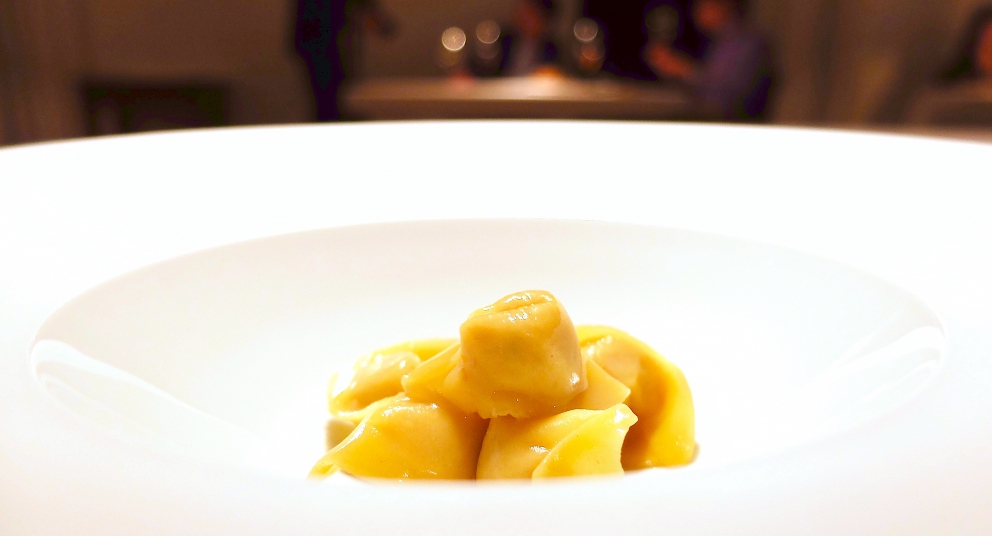 Galleria fotografica






L'eccezionale cena al Reale di Castel di Sangro, regno di Niko Romito, nella fotogallery firmata Tanio Liotta (mentre la foto sopra dello chef è di Brambilla-Serrani) 









Amuse bouche: Soffice di pistacchio salato, Ravanello marinato, Pane e ragù, Pomodoro pelato arrosto glassato al miele, Patata sotto la cenere (Foto Tanio Liotta)









Infuso di bietola









Mandorla e misticanza alcolica









Spigola, capperi e prezzemolo









Calamaro, pepe rosa e lattuga









Cocomero e pomodoro









Pancetta e sedano rapa






