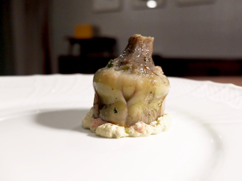 Galleria fotografica






La nostra cena al Dina nelle foto di Tanio Liotta. Il pane pugliese da lievito madre è aromatizzato con acciughe, capperi, olive e scorze di limone. Viene servito con burro alla scorza d'arancia









Un primo brodo, di verdure. «Adoro i brodi, richiamano la casa. Ne propongo uno accogliente all'inizio e uno profondo alla fine». Non chiarificato, con forte nota caramellata









Da dentro al sacchetto: casoncello crudo, ma cotto: lo si è assaggiato anche a Identità Milano 2018









Lo chef lo racconta così: «Avete mai mangiato la pasta ripiena cruda? Io ne ho mangiata una quantità sconsigliabile a chiunque. Quando ero a Modena, all'Osteria Francescana, un giorno ho mangiato due tortellini crudi e ho pensato: mamma mia, ma quanto sono buoni?! Sarebbe davvero bello renderli crudi, ma cotti: percezione palatale del crudo, ma assolutamente cotto. Ci ho lavorato, ci sono riuscito e così è nato il mio Casoncello crudo, ma cotto. Se Massimo Bottura un giorno verrà da Dina, solo per lui, ci sarà un tortellino crudo, ma cotto. Immagino di mandarlo sotto al tavolo facendo cadere una finta farina dall’alto e, come da bambino, se vorrà, potrà rubare il suo tortellino crudo, ma cotto “da sotto al tavolo”. Io rubavo i casoncelli dal sacchetto, quindi da Dina ognuno può giocare con la memoria attraverso questo piatto»









Tutto ci passa attraverso e ci cambia. Lo chef ama i prodotti-filtro, «capesante, cozze, eccetera». Qui crema di cozze, crema di pomodori confit piccante, aria di limone, erbe aromatiche, pane croccante e tartare di fungo. «L'uomo è un filtro (come la cozza): tutto ciò che incontra lascia in lui dei segni. L'uomo è anche un parassita (come il fungo): si lega a ciò che lo attrae». Il piatto è servito in un "bidoncino del pattume"









Agretti come spaghetti, piatto buonissimo. Lo chef fa annusare un'estrazione di radice di agretti (la terra) e una di tarassaco (un campo dopo la pioggia). Quindi si mangia il piatto, che prevede anche crema di noci, lime, timo, ravanello, prezzemolo e olio al fieno greco. Gli agretti sono cotti nella loro estrazione






