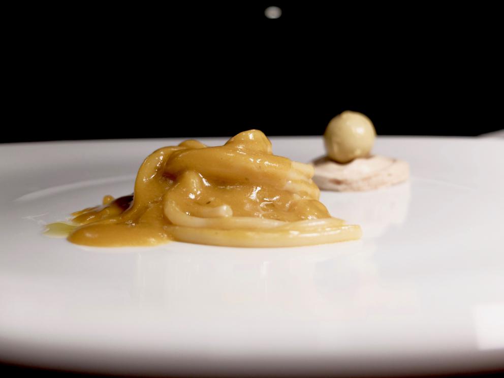 Galleria fotografica






La nostra cena al Dina nelle foto di Tanio Liotta. Il pane pugliese da lievito madre è aromatizzato con acciughe, capperi, olive e scorze di limone. Viene servito con burro alla scorza d'arancia









Un primo brodo, di verdure. «Adoro i brodi, richiamano la casa. Ne propongo uno accogliente all'inizio e uno profondo alla fine». Non chiarificato, con forte nota caramellata









Da dentro al sacchetto: casoncello crudo, ma cotto: lo si è assaggiato anche a Identità Milano 2018









Lo chef lo racconta così: «Avete mai mangiato la pasta ripiena cruda? Io ne ho mangiata una quantità sconsigliabile a chiunque. Quando ero a Modena, all'Osteria Francescana, un giorno ho mangiato due tortellini crudi e ho pensato: mamma mia, ma quanto sono buoni?! Sarebbe davvero bello renderli crudi, ma cotti: percezione palatale del crudo, ma assolutamente cotto. Ci ho lavorato, ci sono riuscito e così è nato il mio Casoncello crudo, ma cotto. Se Massimo Bottura un giorno verrà da Dina, solo per lui, ci sarà un tortellino crudo, ma cotto. Immagino di mandarlo sotto al tavolo facendo cadere una finta farina dall’alto e, come da bambino, se vorrà, potrà rubare il suo tortellino crudo, ma cotto “da sotto al tavolo”. Io rubavo i casoncelli dal sacchetto, quindi da Dina ognuno può giocare con la memoria attraverso questo piatto»









Tutto ci passa attraverso e ci cambia. Lo chef ama i prodotti-filtro, «capesante, cozze, eccetera». Qui crema di cozze, crema di pomodori confit piccante, aria di limone, erbe aromatiche, pane croccante e tartare di fungo. «L'uomo è un filtro (come la cozza): tutto ciò che incontra lascia in lui dei segni. L'uomo è anche un parassita (come il fungo): si lega a ciò che lo attrae». Il piatto è servito in un "bidoncino del pattume"









Agretti come spaghetti, piatto buonissimo. Lo chef fa annusare un'estrazione di radice di agretti (la terra) e una di tarassaco (un campo dopo la pioggia). Quindi si mangia il piatto, che prevede anche crema di noci, lime, timo, ravanello, prezzemolo e olio al fieno greco. Gli agretti sono cotti nella loro estrazione









Carciofo o ostrica. Piatto ispirato a Pippo Feroci dell'Osteria Francescana, «lui è come un'ostrica o un carciofo, ci vuole un po' di tempo per arrivare al cuore». Il carciofo cotto alla romana è condito con maionese d'ostrica e foie gras






