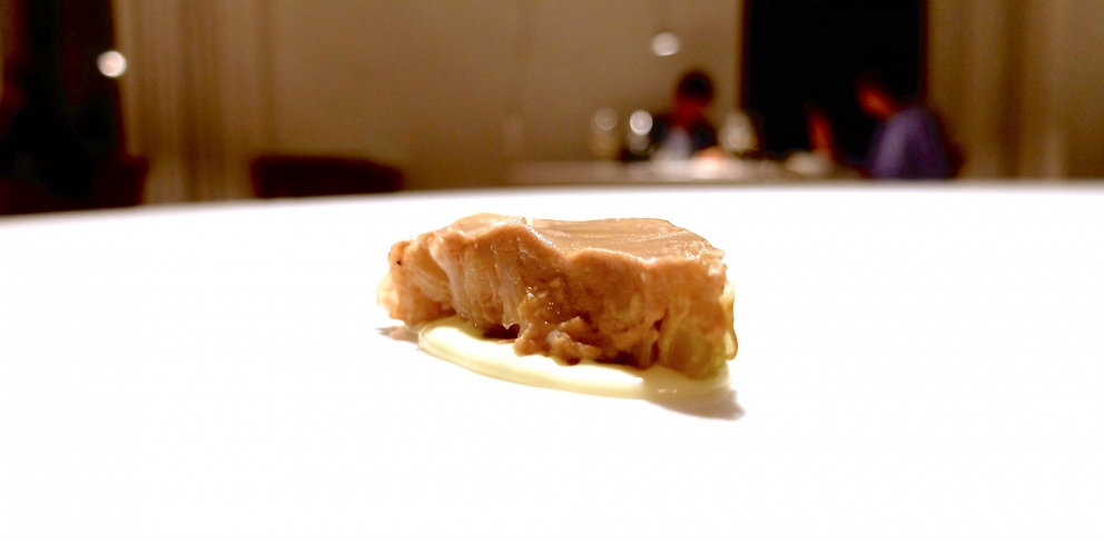 Galleria fotografica






L'eccezionale cena al Reale di Castel di Sangro, regno di Niko Romito, nella fotogallery firmata Tanio Liotta (mentre la foto sopra dello chef è di Brambilla-Serrani) 









Amuse bouche: Soffice di pistacchio salato, Ravanello marinato, Pane e ragù, Pomodoro pelato arrosto glassato al miele, Patata sotto la cenere (Foto Tanio Liotta)









Infuso di bietola









Mandorla e misticanza alcolica









Spigola, capperi e prezzemolo









Calamaro, pepe rosa e lattuga









Cocomero e pomodoro









Pancetta e sedano rapa









Tortelli con pollo, sedano e maggiorana









Animelle, panna, limone e sale






