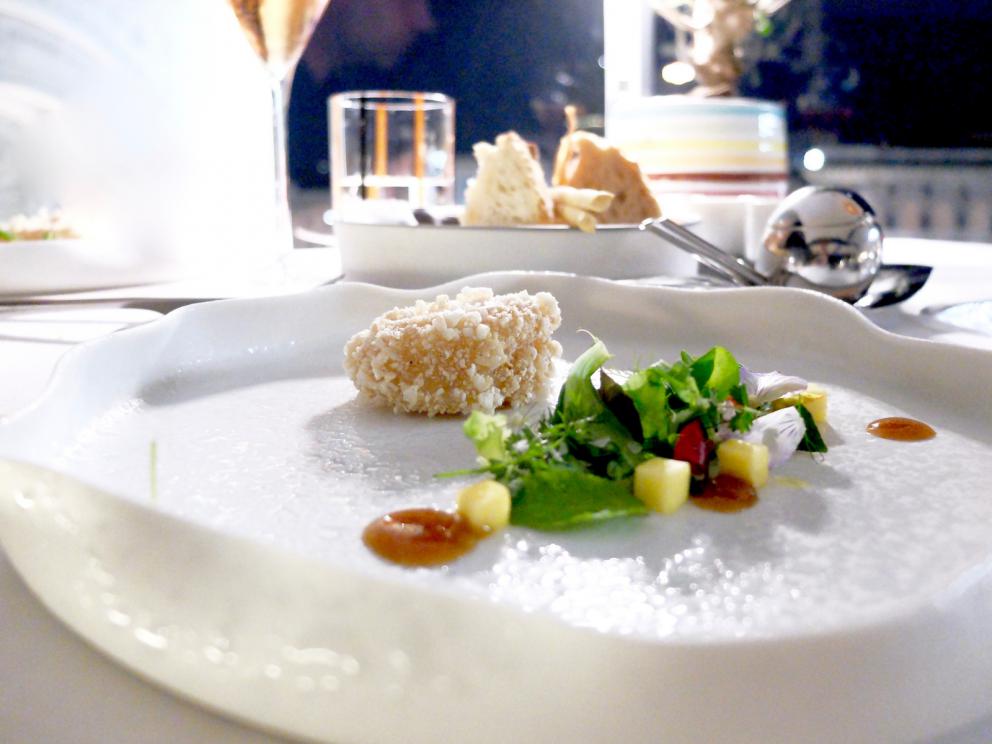 Galleria fotograficaLa nostra cena da Felix Lo Basso nelle foto di Tanio Liotta. Sgombro marinato, aglio, olio e peperoncino,&nbsp;gazpacho di cetriolo: il finto aglio &egrave; di mozzarella, il finto peperoncino di pomodoro reso piccante. Piatto pulito e gustoso
