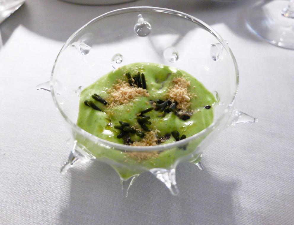 Galleria fotograficaLa nostra cena da Felix Lo Basso nelle foto di Tanio Liotta. Sgombro marinato, aglio, olio e peperoncino,&nbsp;gazpacho di cetriolo: il finto aglio &egrave; di mozzarella, il finto peperoncino di pomodoro reso piccante. Piatto pulito e gustoso
Capesante crispy bacon con misticanza di erbe, pesca e salsa ponzu
