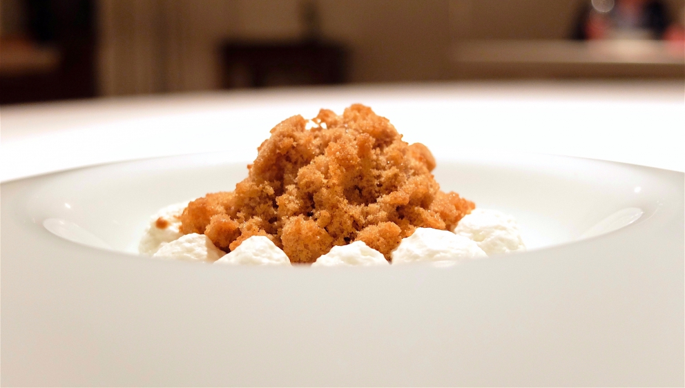 Galleria fotografica






L'eccezionale cena al Reale di Castel di Sangro, regno di Niko Romito, nella fotogallery firmata Tanio Liotta (mentre la foto sopra dello chef è di Brambilla-Serrani) 









Amuse bouche: Soffice di pistacchio salato, Ravanello marinato, Pane e ragù, Pomodoro pelato arrosto glassato al miele, Patata sotto la cenere (Foto Tanio Liotta)









Infuso di bietola









Mandorla e misticanza alcolica









Spigola, capperi e prezzemolo









Calamaro, pepe rosa e lattuga









Cocomero e pomodoro









Pancetta e sedano rapa









Tortelli con pollo, sedano e maggiorana









Animelle, panna, limone e sale









Verza arrosto









Spaghetti e pomodoro









Piccione fondente e pistacchio









Gel di vitello, infuso di porcini secchi, mandorle e tartufo nero






