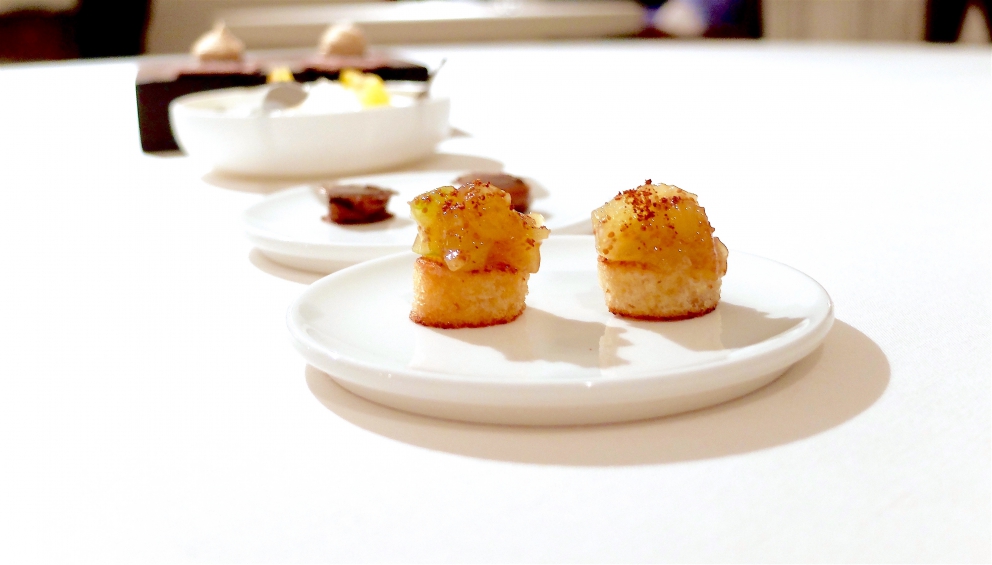 Galleria fotografica






L'eccezionale cena al Reale di Castel di Sangro, regno di Niko Romito, nella fotogallery firmata Tanio Liotta (mentre la foto sopra dello chef è di Brambilla-Serrani) 









Amuse bouche: Soffice di pistacchio salato, Ravanello marinato, Pane e ragù, Pomodoro pelato arrosto glassato al miele, Patata sotto la cenere (Foto Tanio Liotta)









Infuso di bietola









Mandorla e misticanza alcolica









Spigola, capperi e prezzemolo









Calamaro, pepe rosa e lattuga









Cocomero e pomodoro









Pancetta e sedano rapa









Tortelli con pollo, sedano e maggiorana









Animelle, panna, limone e sale









Verza arrosto









Spaghetti e pomodoro









Piccione fondente e pistacchio









Gel di vitello, infuso di porcini secchi, mandorle e tartufo nero









Granita di liquirizia, aceto bianco, cioccolato e aceto balsamico: una bomba favolosa per il palato






