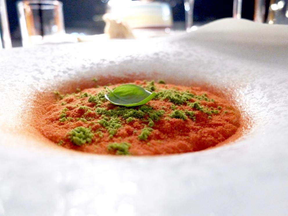 Galleria fotograficaLa nostra cena da Felix Lo Basso nelle foto di Tanio Liotta. Sgombro marinato, aglio, olio e peperoncino,&nbsp;gazpacho di cetriolo: il finto aglio &egrave; di mozzarella, il finto peperoncino di pomodoro reso piccante. Piatto pulito e gustoso
Capesante crispy bacon con misticanza di erbe, pesca e salsa ponzu
Spuma di aglio da taglio, maionese di ortiche, alghe, tarallo sbriciolato, garusoli: piatto fantastico
