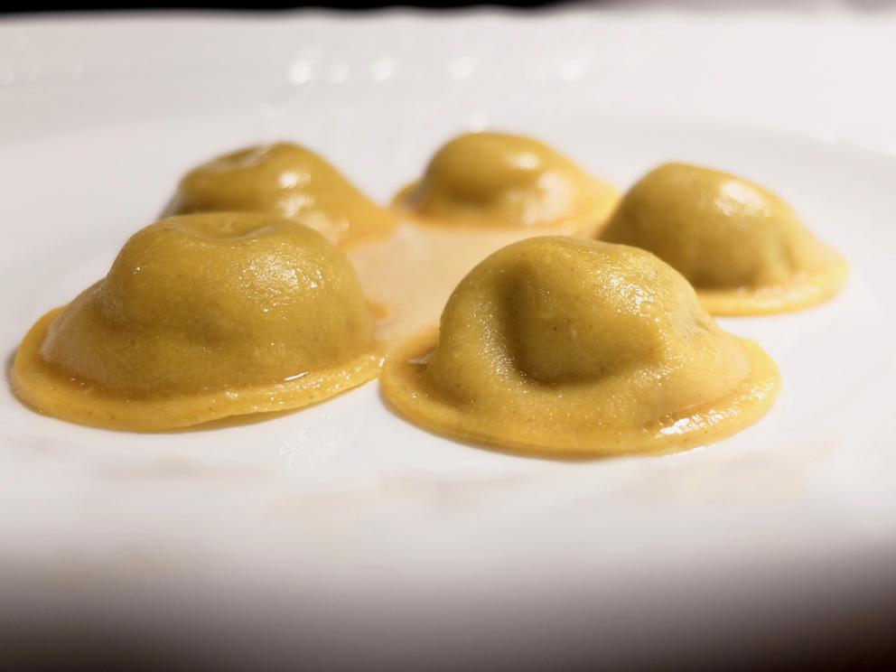 Galleria fotografica






La nostra cena al Dina nelle foto di Tanio Liotta. Il pane pugliese da lievito madre è aromatizzato con acciughe, capperi, olive e scorze di limone. Viene servito con burro alla scorza d'arancia









Un primo brodo, di verdure. «Adoro i brodi, richiamano la casa. Ne propongo uno accogliente all'inizio e uno profondo alla fine». Non chiarificato, con forte nota caramellata









Da dentro al sacchetto: casoncello crudo, ma cotto: lo si è assaggiato anche a Identità Milano 2018









Lo chef lo racconta così: «Avete mai mangiato la pasta ripiena cruda? Io ne ho mangiata una quantità sconsigliabile a chiunque. Quando ero a Modena, all'Osteria Francescana, un giorno ho mangiato due tortellini crudi e ho pensato: mamma mia, ma quanto sono buoni?! Sarebbe davvero bello renderli crudi, ma cotti: percezione palatale del crudo, ma assolutamente cotto. Ci ho lavorato, ci sono riuscito e così è nato il mio Casoncello crudo, ma cotto. Se Massimo Bottura un giorno verrà da Dina, solo per lui, ci sarà un tortellino crudo, ma cotto. Immagino di mandarlo sotto al tavolo facendo cadere una finta farina dall’alto e, come da bambino, se vorrà, potrà rubare il suo tortellino crudo, ma cotto “da sotto al tavolo”. Io rubavo i casoncelli dal sacchetto, quindi da Dina ognuno può giocare con la memoria attraverso questo piatto»









Tutto ci passa attraverso e ci cambia. Lo chef ama i prodotti-filtro, «capesante, cozze, eccetera». Qui crema di cozze, crema di pomodori confit piccante, aria di limone, erbe aromatiche, pane croccante e tartare di fungo. «L'uomo è un filtro (come la cozza): tutto ciò che incontra lascia in lui dei segni. L'uomo è anche un parassita (come il fungo): si lega a ciò che lo attrae». Il piatto è servito in un "bidoncino del pattume"









Agretti come spaghetti, piatto buonissimo. Lo chef fa annusare un'estrazione di radice di agretti (la terra) e una di tarassaco (un campo dopo la pioggia). Quindi si mangia il piatto, che prevede anche crema di noci, lime, timo, ravanello, prezzemolo e olio al fieno greco. Gli agretti sono cotti nella loro estrazione









Carciofo o ostrica. Piatto ispirato a Pippo Feroci dell'Osteria Francescana, «lui è come un'ostrica o un carciofo, ci vuole un po' di tempo per arrivare al cuore». Il carciofo cotto alla romana è condito con maionese d'ostrica e foie gras









Non mi era proprio mai piaciuta, «perché a me la pasta pomodoro e basilico non piaceva». Lo chef mette sottovuoto degli spaghetti con dell'acqua di pomodoro; gli acidi di quest'ultima estraggono gli amidi, formando una sorta di gel. La parte di pasta rimasta, sfibrata, viene frullata col basilico e un poco di questo gel, quindi è usata per condire gli spaghetti veri e propri e per ottenere la pallina di gelato. La cialda è invece una meringa ottenuta dal solito gel









Aglio, Olio e 58, «pasta golosa» inventata per la Franceschetta 58 di Modena (da qui il nome), ma là mai servita. Prevede crema di prezzemolo, patata, scalogno, aglio, timo, peperoncino e ostriche









Ne mangerei un bidet!, il copyright del nome è di Davide Di Fabio, sous di Bottura. Questa volta i casoncelli sono proprio cotti, conditi poi con crema di Grana Padano 43 mesi riserva della Latteria Sant'Angelo di Campitello (Mn)






