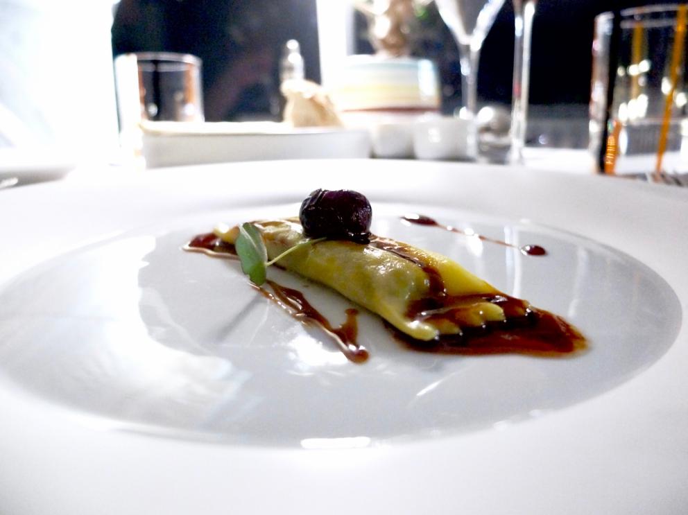 Galleria fotograficaLa nostra cena da Felix Lo Basso nelle foto di Tanio Liotta. Sgombro marinato, aglio, olio e peperoncino,&nbsp;gazpacho di cetriolo: il finto aglio &egrave; di mozzarella, il finto peperoncino di pomodoro reso piccante. Piatto pulito e gustoso
Capesante crispy bacon con misticanza di erbe, pesca e salsa ponzu
Spuma di aglio da taglio, maionese di ortiche, alghe, tarallo sbriciolato, garusoli: piatto fantastico
Risotto alla parmigiana, ricordo legato alla mamma e alla parmigiana di melanzane della sua infanzia: il riso &egrave; mantecato col Parmigiano, poi polvere di pomodoro, crema di melanzana e basilico. Puro Mediterraneo goloso, un po' ruffiano ma di gran successo
Tortelli al basilico con ricotta e 'nduja, scampi e acqua di pomodoro&nbsp;
