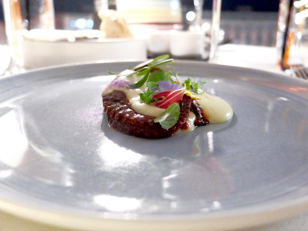 Galleria fotograficaLa nostra cena da Felix Lo Basso nelle foto di Tanio Liotta. Sgombro marinato, aglio, olio e peperoncino,&nbsp;gazpacho di cetriolo: il finto aglio &egrave; di mozzarella, il finto peperoncino di pomodoro reso piccante. Piatto pulito e gustoso
Capesante crispy bacon con misticanza di erbe, pesca e salsa ponzu
Spuma di aglio da taglio, maionese di ortiche, alghe, tarallo sbriciolato, garusoli: piatto fantastico
Risotto alla parmigiana, ricordo legato alla mamma e alla parmigiana di melanzane della sua infanzia: il riso &egrave; mantecato col Parmigiano, poi polvere di pomodoro, crema di melanzana e basilico. Puro Mediterraneo goloso, un po' ruffiano ma di gran successo
Tortelli al basilico con ricotta e 'nduja, scampi e acqua di pomodoro&nbsp;
Doppio raviolo in farcia di guancia di bue e provolone del Monaco, ciliegie al vino rosso: squisito
