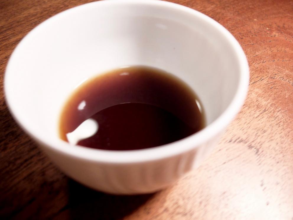 Galleria fotografica






La nostra cena al Dina nelle foto di Tanio Liotta. Il pane pugliese da lievito madre è aromatizzato con acciughe, capperi, olive e scorze di limone. Viene servito con burro alla scorza d'arancia









Un primo brodo, di verdure. «Adoro i brodi, richiamano la casa. Ne propongo uno accogliente all'inizio e uno profondo alla fine». Non chiarificato, con forte nota caramellata









Da dentro al sacchetto: casoncello crudo, ma cotto: lo si è assaggiato anche a Identità Milano 2018









Lo chef lo racconta così: «Avete mai mangiato la pasta ripiena cruda? Io ne ho mangiata una quantità sconsigliabile a chiunque. Quando ero a Modena, all'Osteria Francescana, un giorno ho mangiato due tortellini crudi e ho pensato: mamma mia, ma quanto sono buoni?! Sarebbe davvero bello renderli crudi, ma cotti: percezione palatale del crudo, ma assolutamente cotto. Ci ho lavorato, ci sono riuscito e così è nato il mio Casoncello crudo, ma cotto. Se Massimo Bottura un giorno verrà da Dina, solo per lui, ci sarà un tortellino crudo, ma cotto. Immagino di mandarlo sotto al tavolo facendo cadere una finta farina dall’alto e, come da bambino, se vorrà, potrà rubare il suo tortellino crudo, ma cotto “da sotto al tavolo”. Io rubavo i casoncelli dal sacchetto, quindi da Dina ognuno può giocare con la memoria attraverso questo piatto»









Tutto ci passa attraverso e ci cambia. Lo chef ama i prodotti-filtro, «capesante, cozze, eccetera». Qui crema di cozze, crema di pomodori confit piccante, aria di limone, erbe aromatiche, pane croccante e tartare di fungo. «L'uomo è un filtro (come la cozza): tutto ciò che incontra lascia in lui dei segni. L'uomo è anche un parassita (come il fungo): si lega a ciò che lo attrae». Il piatto è servito in un "bidoncino del pattume"









Agretti come spaghetti, piatto buonissimo. Lo chef fa annusare un'estrazione di radice di agretti (la terra) e una di tarassaco (un campo dopo la pioggia). Quindi si mangia il piatto, che prevede anche crema di noci, lime, timo, ravanello, prezzemolo e olio al fieno greco. Gli agretti sono cotti nella loro estrazione









Carciofo o ostrica. Piatto ispirato a Pippo Feroci dell'Osteria Francescana, «lui è come un'ostrica o un carciofo, ci vuole un po' di tempo per arrivare al cuore». Il carciofo cotto alla romana è condito con maionese d'ostrica e foie gras









Non mi era proprio mai piaciuta, «perché a me la pasta pomodoro e basilico non piaceva». Lo chef mette sottovuoto degli spaghetti con dell'acqua di pomodoro; gli acidi di quest'ultima estraggono gli amidi, formando una sorta di gel. La parte di pasta rimasta, sfibrata, viene frullata col basilico e un poco di questo gel, quindi è usata per condire gli spaghetti veri e propri e per ottenere la pallina di gelato. La cialda è invece una meringa ottenuta dal solito gel









Aglio, Olio e 58, «pasta golosa» inventata per la Franceschetta 58 di Modena (da qui il nome), ma là mai servita. Prevede crema di prezzemolo, patata, scalogno, aglio, timo, peperoncino e ostriche









Ne mangerei un bidet!, il copyright del nome è di Davide Di Fabio, sous di Bottura. Questa volta i casoncelli sono proprio cotti, conditi poi con crema di Grana Padano 43 mesi riserva della Latteria Sant'Angelo di Campitello (Mn)









Ma quante ne sanno! Bottoni ripieni di polpo alla luciana e beurre blanc









L’agnello nella bocca del lupo. La carne di agnello, sfilacciata, è marinata nella Melittis melissophyllum, ossia la bocca di lupo, parente strettissima della melissa. Poi spinaci, radici amare di soncino, crema di patate arrosto, polvere di erbe e fondo d'agnello






