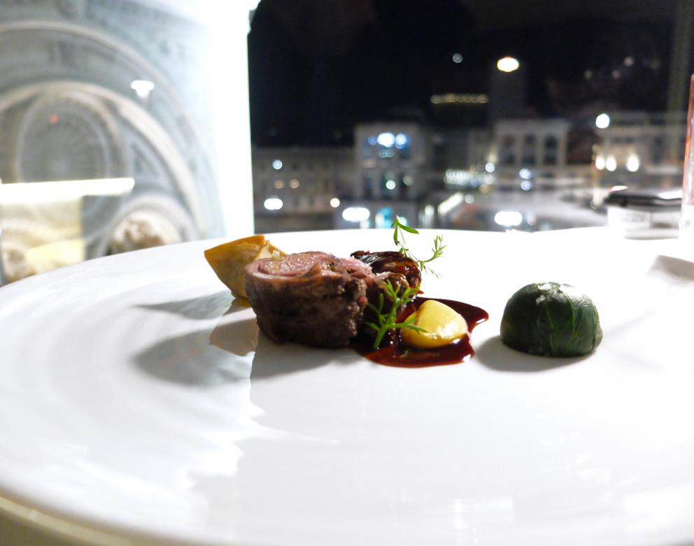 Galleria fotograficaLa nostra cena da Felix Lo Basso nelle foto di Tanio Liotta. Sgombro marinato, aglio, olio e peperoncino,&nbsp;gazpacho di cetriolo: il finto aglio &egrave; di mozzarella, il finto peperoncino di pomodoro reso piccante. Piatto pulito e gustoso
Capesante crispy bacon con misticanza di erbe, pesca e salsa ponzu
Spuma di aglio da taglio, maionese di ortiche, alghe, tarallo sbriciolato, garusoli: piatto fantastico
Risotto alla parmigiana, ricordo legato alla mamma e alla parmigiana di melanzane della sua infanzia: il riso &egrave; mantecato col Parmigiano, poi polvere di pomodoro, crema di melanzana e basilico. Puro Mediterraneo goloso, un po' ruffiano ma di gran successo
Tortelli al basilico con ricotta e 'nduja, scampi e acqua di pomodoro&nbsp;
Doppio raviolo in farcia di guancia di bue e provolone del Monaco, ciliegie al vino rosso: squisito
Polpo arrostito e laccato al barbecue con spuma di patate e misticanza di erbe e fiori: gran piatto, nella sua semplicit&agrave;
