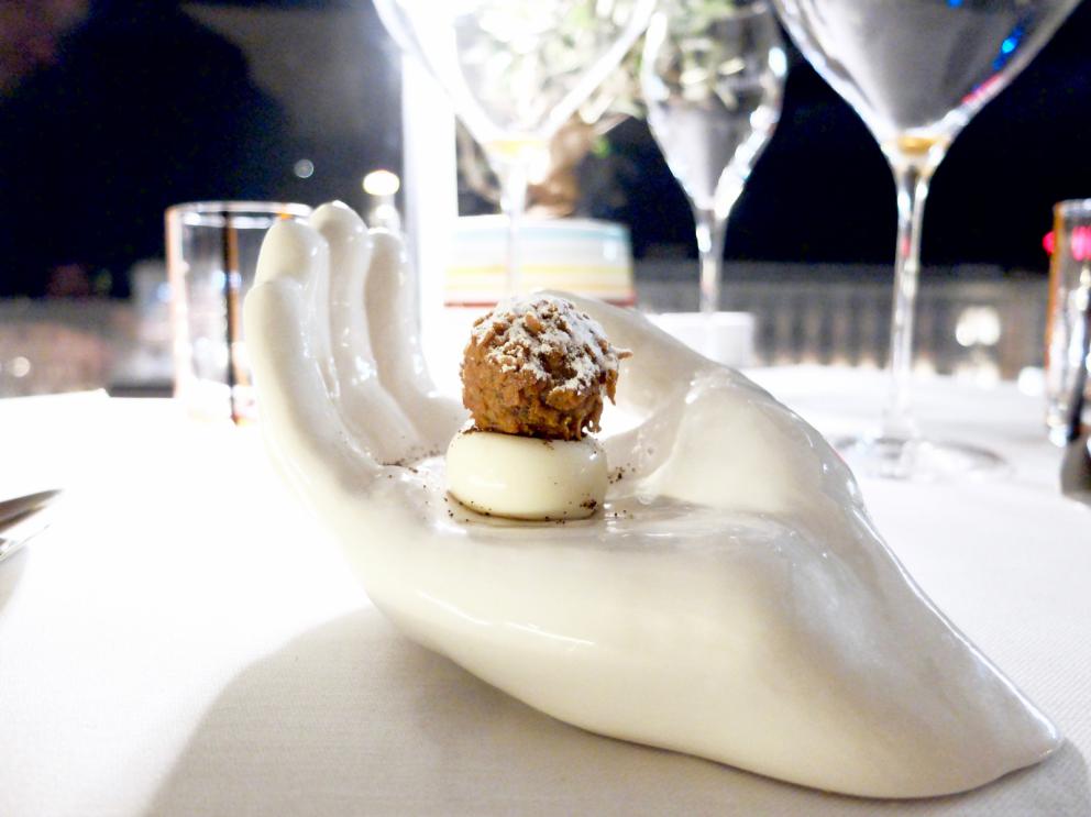 Galleria fotograficaLa nostra cena da Felix Lo Basso nelle foto di Tanio Liotta. Sgombro marinato, aglio, olio e peperoncino,&nbsp;gazpacho di cetriolo: il finto aglio &egrave; di mozzarella, il finto peperoncino di pomodoro reso piccante. Piatto pulito e gustoso
Capesante crispy bacon con misticanza di erbe, pesca e salsa ponzu
Spuma di aglio da taglio, maionese di ortiche, alghe, tarallo sbriciolato, garusoli: piatto fantastico
Risotto alla parmigiana, ricordo legato alla mamma e alla parmigiana di melanzane della sua infanzia: il riso &egrave; mantecato col Parmigiano, poi polvere di pomodoro, crema di melanzana e basilico. Puro Mediterraneo goloso, un po' ruffiano ma di gran successo
Tortelli al basilico con ricotta e 'nduja, scampi e acqua di pomodoro&nbsp;
Doppio raviolo in farcia di guancia di bue e provolone del Monaco, ciliegie al vino rosso: squisito
Polpo arrostito e laccato al barbecue con spuma di patate e misticanza di erbe e fiori: gran piatto, nella sua semplicit&agrave;
Agnello nostrano di Puglia in tre passaggi&hellip; (omaggio a Michele Varvara): ricordiamo un favoloso agnello di Lo Basso ai tempi dell'Unico. Ora il fornitore &egrave; cambiato, &egrave; l'ottimo Varvara, appunto, ma l'esito &egrave; se possibile ancora pi&ugrave; prelibato: fagottino croccante con spalla di agnello, coscia con erbe, torcinello (delizioso) con crema di peperoni, pallina di bieta con cuore e fegato. Grandissimo piatto
