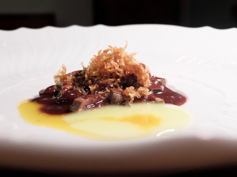 Galleria fotografica






La nostra cena al Dina nelle foto di Tanio Liotta. Il pane pugliese da lievito madre è aromatizzato con acciughe, capperi, olive e scorze di limone. Viene servito con burro alla scorza d'arancia









Un primo brodo, di verdure. «Adoro i brodi, richiamano la casa. Ne propongo uno accogliente all'inizio e uno profondo alla fine». Non chiarificato, con forte nota caramellata









Da dentro al sacchetto: casoncello crudo, ma cotto: lo si è assaggiato anche a Identità Milano 2018









Lo chef lo racconta così: «Avete mai mangiato la pasta ripiena cruda? Io ne ho mangiata una quantità sconsigliabile a chiunque. Quando ero a Modena, all'Osteria Francescana, un giorno ho mangiato due tortellini crudi e ho pensato: mamma mia, ma quanto sono buoni?! Sarebbe davvero bello renderli crudi, ma cotti: percezione palatale del crudo, ma assolutamente cotto. Ci ho lavorato, ci sono riuscito e così è nato il mio Casoncello crudo, ma cotto. Se Massimo Bottura un giorno verrà da Dina, solo per lui, ci sarà un tortellino crudo, ma cotto. Immagino di mandarlo sotto al tavolo facendo cadere una finta farina dall’alto e, come da bambino, se vorrà, potrà rubare il suo tortellino crudo, ma cotto “da sotto al tavolo”. Io rubavo i casoncelli dal sacchetto, quindi da Dina ognuno può giocare con la memoria attraverso questo piatto»









Tutto ci passa attraverso e ci cambia. Lo chef ama i prodotti-filtro, «capesante, cozze, eccetera». Qui crema di cozze, crema di pomodori confit piccante, aria di limone, erbe aromatiche, pane croccante e tartare di fungo. «L'uomo è un filtro (come la cozza): tutto ciò che incontra lascia in lui dei segni. L'uomo è anche un parassita (come il fungo): si lega a ciò che lo attrae». Il piatto è servito in un "bidoncino del pattume"









Agretti come spaghetti, piatto buonissimo. Lo chef fa annusare un'estrazione di radice di agretti (la terra) e una di tarassaco (un campo dopo la pioggia). Quindi si mangia il piatto, che prevede anche crema di noci, lime, timo, ravanello, prezzemolo e olio al fieno greco. Gli agretti sono cotti nella loro estrazione









Carciofo o ostrica. Piatto ispirato a Pippo Feroci dell'Osteria Francescana, «lui è come un'ostrica o un carciofo, ci vuole un po' di tempo per arrivare al cuore». Il carciofo cotto alla romana è condito con maionese d'ostrica e foie gras









Non mi era proprio mai piaciuta, «perché a me la pasta pomodoro e basilico non piaceva». Lo chef mette sottovuoto degli spaghetti con dell'acqua di pomodoro; gli acidi di quest'ultima estraggono gli amidi, formando una sorta di gel. La parte di pasta rimasta, sfibrata, viene frullata col basilico e un poco di questo gel, quindi è usata per condire gli spaghetti veri e propri e per ottenere la pallina di gelato. La cialda è invece una meringa ottenuta dal solito gel









Aglio, Olio e 58, «pasta golosa» inventata per la Franceschetta 58 di Modena (da qui il nome), ma là mai servita. Prevede crema di prezzemolo, patata, scalogno, aglio, timo, peperoncino e ostriche









Ne mangerei un bidet!, il copyright del nome è di Davide Di Fabio, sous di Bottura. Questa volta i casoncelli sono proprio cotti, conditi poi con crema di Grana Padano 43 mesi riserva della Latteria Sant'Angelo di Campitello (Mn)









Ma quante ne sanno! Bottoni ripieni di polpo alla luciana e beurre blanc









L’agnello nella bocca del lupo. La carne di agnello, sfilacciata, è marinata nella Melittis melissophyllum, ossia la bocca di lupo, parente strettissima della melissa. Poi spinaci, radici amare di soncino, crema di patate arrosto, polvere di erbe e fondo d'agnello









A parte, un altro brodo, ottenuto da funghi e melissa. Favoloso. «Prendo 6 casse di funghi e le metto sul fuoco basso per 7 o 8 ore, senz'acqua, aggiungo una mazzetta di melissa e filtro»






