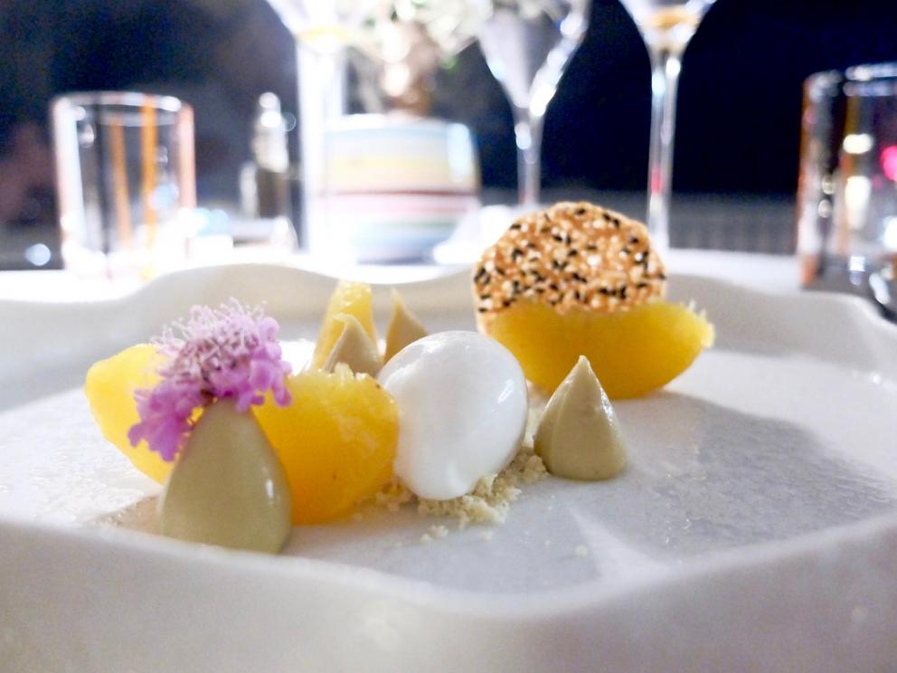 Galleria fotograficaLa nostra cena da Felix Lo Basso nelle foto di Tanio Liotta. Sgombro marinato, aglio, olio e peperoncino,&nbsp;gazpacho di cetriolo: il finto aglio &egrave; di mozzarella, il finto peperoncino di pomodoro reso piccante. Piatto pulito e gustoso
Capesante crispy bacon con misticanza di erbe, pesca e salsa ponzu
Spuma di aglio da taglio, maionese di ortiche, alghe, tarallo sbriciolato, garusoli: piatto fantastico
Risotto alla parmigiana, ricordo legato alla mamma e alla parmigiana di melanzane della sua infanzia: il riso &egrave; mantecato col Parmigiano, poi polvere di pomodoro, crema di melanzana e basilico. Puro Mediterraneo goloso, un po' ruffiano ma di gran successo
Tortelli al basilico con ricotta e 'nduja, scampi e acqua di pomodoro&nbsp;
Doppio raviolo in farcia di guancia di bue e provolone del Monaco, ciliegie al vino rosso: squisito
Polpo arrostito e laccato al barbecue con spuma di patate e misticanza di erbe e fiori: gran piatto, nella sua semplicit&agrave;
Agnello nostrano di Puglia in tre passaggi&hellip; (omaggio a Michele Varvara): ricordiamo un favoloso agnello di Lo Basso ai tempi dell'Unico. Ora il fornitore &egrave; cambiato, &egrave; l'ottimo Varvara, appunto, ma l'esito &egrave; se possibile ancora pi&ugrave; prelibato: fagottino croccante con spalla di agnello, coscia con erbe, torcinello (delizioso) con crema di peperoni, pallina di bieta con cuore e fegato. Grandissimo piatto
Pralina fritta di cioccolato, panna cotta al caff&eacute;
