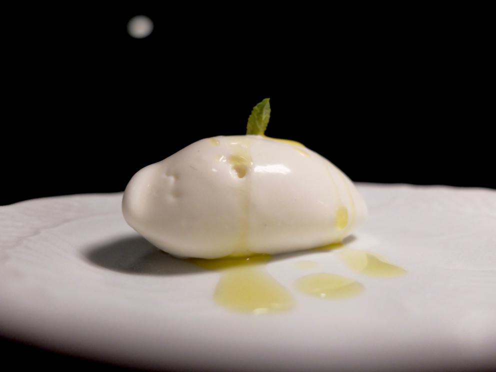 Galleria fotografica






La nostra cena al Dina nelle foto di Tanio Liotta. Il pane pugliese da lievito madre è aromatizzato con acciughe, capperi, olive e scorze di limone. Viene servito con burro alla scorza d'arancia









Un primo brodo, di verdure. «Adoro i brodi, richiamano la casa. Ne propongo uno accogliente all'inizio e uno profondo alla fine». Non chiarificato, con forte nota caramellata









Da dentro al sacchetto: casoncello crudo, ma cotto: lo si è assaggiato anche a Identità Milano 2018









Lo chef lo racconta così: «Avete mai mangiato la pasta ripiena cruda? Io ne ho mangiata una quantità sconsigliabile a chiunque. Quando ero a Modena, all'Osteria Francescana, un giorno ho mangiato due tortellini crudi e ho pensato: mamma mia, ma quanto sono buoni?! Sarebbe davvero bello renderli crudi, ma cotti: percezione palatale del crudo, ma assolutamente cotto. Ci ho lavorato, ci sono riuscito e così è nato il mio Casoncello crudo, ma cotto. Se Massimo Bottura un giorno verrà da Dina, solo per lui, ci sarà un tortellino crudo, ma cotto. Immagino di mandarlo sotto al tavolo facendo cadere una finta farina dall’alto e, come da bambino, se vorrà, potrà rubare il suo tortellino crudo, ma cotto “da sotto al tavolo”. Io rubavo i casoncelli dal sacchetto, quindi da Dina ognuno può giocare con la memoria attraverso questo piatto»









Tutto ci passa attraverso e ci cambia. Lo chef ama i prodotti-filtro, «capesante, cozze, eccetera». Qui crema di cozze, crema di pomodori confit piccante, aria di limone, erbe aromatiche, pane croccante e tartare di fungo. «L'uomo è un filtro (come la cozza): tutto ciò che incontra lascia in lui dei segni. L'uomo è anche un parassita (come il fungo): si lega a ciò che lo attrae». Il piatto è servito in un "bidoncino del pattume"









Agretti come spaghetti, piatto buonissimo. Lo chef fa annusare un'estrazione di radice di agretti (la terra) e una di tarassaco (un campo dopo la pioggia). Quindi si mangia il piatto, che prevede anche crema di noci, lime, timo, ravanello, prezzemolo e olio al fieno greco. Gli agretti sono cotti nella loro estrazione









Carciofo o ostrica. Piatto ispirato a Pippo Feroci dell'Osteria Francescana, «lui è come un'ostrica o un carciofo, ci vuole un po' di tempo per arrivare al cuore». Il carciofo cotto alla romana è condito con maionese d'ostrica e foie gras









Non mi era proprio mai piaciuta, «perché a me la pasta pomodoro e basilico non piaceva». Lo chef mette sottovuoto degli spaghetti con dell'acqua di pomodoro; gli acidi di quest'ultima estraggono gli amidi, formando una sorta di gel. La parte di pasta rimasta, sfibrata, viene frullata col basilico e un poco di questo gel, quindi è usata per condire gli spaghetti veri e propri e per ottenere la pallina di gelato. La cialda è invece una meringa ottenuta dal solito gel









Aglio, Olio e 58, «pasta golosa» inventata per la Franceschetta 58 di Modena (da qui il nome), ma là mai servita. Prevede crema di prezzemolo, patata, scalogno, aglio, timo, peperoncino e ostriche









Ne mangerei un bidet!, il copyright del nome è di Davide Di Fabio, sous di Bottura. Questa volta i casoncelli sono proprio cotti, conditi poi con crema di Grana Padano 43 mesi riserva della Latteria Sant'Angelo di Campitello (Mn)









Ma quante ne sanno! Bottoni ripieni di polpo alla luciana e beurre blanc









L’agnello nella bocca del lupo. La carne di agnello, sfilacciata, è marinata nella Melittis melissophyllum, ossia la bocca di lupo, parente strettissima della melissa. Poi spinaci, radici amare di soncino, crema di patate arrosto, polvere di erbe e fondo d'agnello









A parte, un altro brodo, ottenuto da funghi e melissa. Favoloso. «Prendo 6 casse di funghi e le metto sul fuoco basso per 7 o 8 ore, senz'acqua, aggiungo una mazzetta di melissa e filtro»









Mi rode il fegato. Lo chef sta studiando piatti dedicati ai 7 vizi capitali, questo rappresenta l'ira. È un fegato di fassona Cazzamali appena scottato, noce tostata, riduzione di mele alla curcuma, salsa bordolese, cipolla croccante fritta






