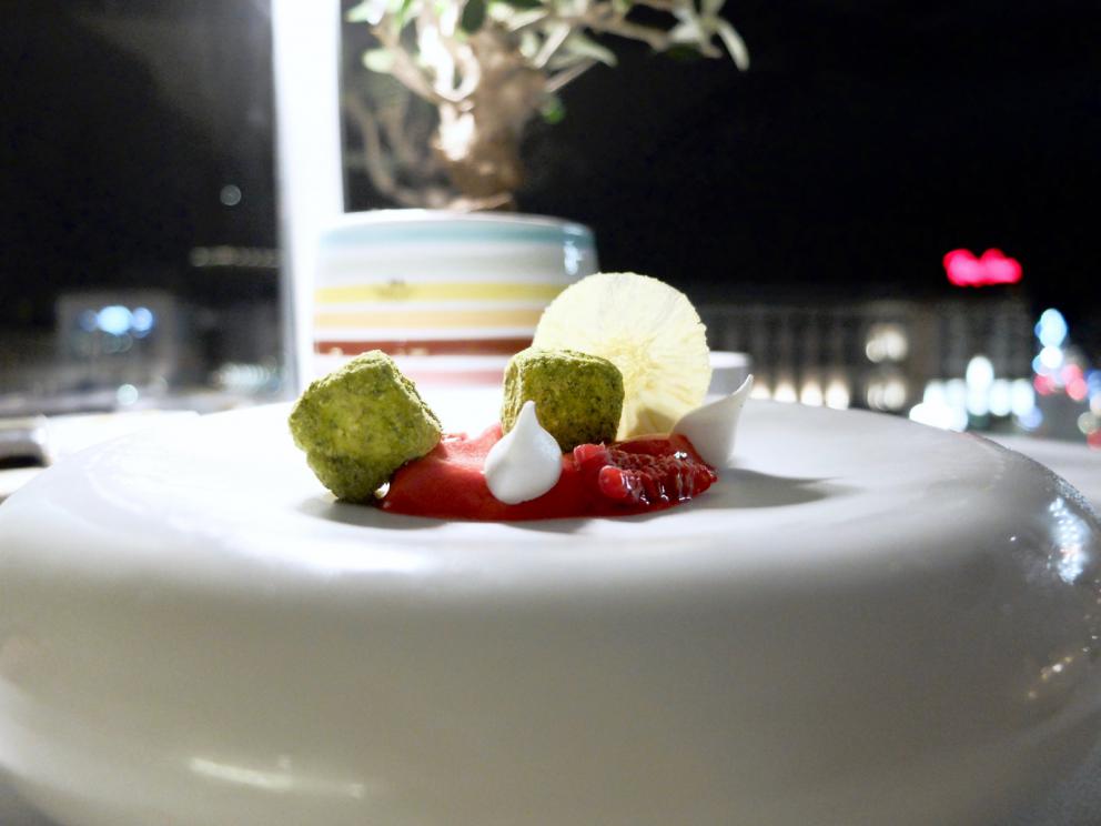 Galleria fotograficaLa nostra cena da Felix Lo Basso nelle foto di Tanio Liotta. Sgombro marinato, aglio, olio e peperoncino,&nbsp;gazpacho di cetriolo: il finto aglio &egrave; di mozzarella, il finto peperoncino di pomodoro reso piccante. Piatto pulito e gustoso
Capesante crispy bacon con misticanza di erbe, pesca e salsa ponzu
Spuma di aglio da taglio, maionese di ortiche, alghe, tarallo sbriciolato, garusoli: piatto fantastico
Risotto alla parmigiana, ricordo legato alla mamma e alla parmigiana di melanzane della sua infanzia: il riso &egrave; mantecato col Parmigiano, poi polvere di pomodoro, crema di melanzana e basilico. Puro Mediterraneo goloso, un po' ruffiano ma di gran successo
Tortelli al basilico con ricotta e 'nduja, scampi e acqua di pomodoro&nbsp;
Doppio raviolo in farcia di guancia di bue e provolone del Monaco, ciliegie al vino rosso: squisito
Polpo arrostito e laccato al barbecue con spuma di patate e misticanza di erbe e fiori: gran piatto, nella sua semplicit&agrave;
Agnello nostrano di Puglia in tre passaggi&hellip; (omaggio a Michele Varvara): ricordiamo un favoloso agnello di Lo Basso ai tempi dell'Unico. Ora il fornitore &egrave; cambiato, &egrave; l'ottimo Varvara, appunto, ma l'esito &egrave; se possibile ancora pi&ugrave; prelibato: fagottino croccante con spalla di agnello, coscia con erbe, torcinello (delizioso) con crema di peperoni, pallina di bieta con cuore e fegato. Grandissimo piatto
Pralina fritta di cioccolato, panna cotta al caff&eacute;
Pesca cotta in olio extravergine e vaniglia, cremoso al th&egrave; nero, cialde al sesamo e gelato al latte di pecora
