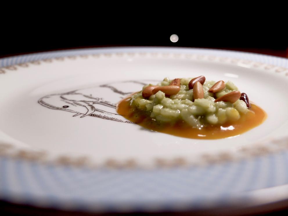 Galleria fotografica






La nostra cena al Dina nelle foto di Tanio Liotta. Il pane pugliese da lievito madre è aromatizzato con acciughe, capperi, olive e scorze di limone. Viene servito con burro alla scorza d'arancia









Un primo brodo, di verdure. «Adoro i brodi, richiamano la casa. Ne propongo uno accogliente all'inizio e uno profondo alla fine». Non chiarificato, con forte nota caramellata









Da dentro al sacchetto: casoncello crudo, ma cotto: lo si è assaggiato anche a Identità Milano 2018









Lo chef lo racconta così: «Avete mai mangiato la pasta ripiena cruda? Io ne ho mangiata una quantità sconsigliabile a chiunque. Quando ero a Modena, all'Osteria Francescana, un giorno ho mangiato due tortellini crudi e ho pensato: mamma mia, ma quanto sono buoni?! Sarebbe davvero bello renderli crudi, ma cotti: percezione palatale del crudo, ma assolutamente cotto. Ci ho lavorato, ci sono riuscito e così è nato il mio Casoncello crudo, ma cotto. Se Massimo Bottura un giorno verrà da Dina, solo per lui, ci sarà un tortellino crudo, ma cotto. Immagino di mandarlo sotto al tavolo facendo cadere una finta farina dall’alto e, come da bambino, se vorrà, potrà rubare il suo tortellino crudo, ma cotto “da sotto al tavolo”. Io rubavo i casoncelli dal sacchetto, quindi da Dina ognuno può giocare con la memoria attraverso questo piatto»









Tutto ci passa attraverso e ci cambia. Lo chef ama i prodotti-filtro, «capesante, cozze, eccetera». Qui crema di cozze, crema di pomodori confit piccante, aria di limone, erbe aromatiche, pane croccante e tartare di fungo. «L'uomo è un filtro (come la cozza): tutto ciò che incontra lascia in lui dei segni. L'uomo è anche un parassita (come il fungo): si lega a ciò che lo attrae». Il piatto è servito in un "bidoncino del pattume"









Agretti come spaghetti, piatto buonissimo. Lo chef fa annusare un'estrazione di radice di agretti (la terra) e una di tarassaco (un campo dopo la pioggia). Quindi si mangia il piatto, che prevede anche crema di noci, lime, timo, ravanello, prezzemolo e olio al fieno greco. Gli agretti sono cotti nella loro estrazione









Carciofo o ostrica. Piatto ispirato a Pippo Feroci dell'Osteria Francescana, «lui è come un'ostrica o un carciofo, ci vuole un po' di tempo per arrivare al cuore». Il carciofo cotto alla romana è condito con maionese d'ostrica e foie gras









Non mi era proprio mai piaciuta, «perché a me la pasta pomodoro e basilico non piaceva». Lo chef mette sottovuoto degli spaghetti con dell'acqua di pomodoro; gli acidi di quest'ultima estraggono gli amidi, formando una sorta di gel. La parte di pasta rimasta, sfibrata, viene frullata col basilico e un poco di questo gel, quindi è usata per condire gli spaghetti veri e propri e per ottenere la pallina di gelato. La cialda è invece una meringa ottenuta dal solito gel









Aglio, Olio e 58, «pasta golosa» inventata per la Franceschetta 58 di Modena (da qui il nome), ma là mai servita. Prevede crema di prezzemolo, patata, scalogno, aglio, timo, peperoncino e ostriche









Ne mangerei un bidet!, il copyright del nome è di Davide Di Fabio, sous di Bottura. Questa volta i casoncelli sono proprio cotti, conditi poi con crema di Grana Padano 43 mesi riserva della Latteria Sant'Angelo di Campitello (Mn)









Ma quante ne sanno! Bottoni ripieni di polpo alla luciana e beurre blanc









L’agnello nella bocca del lupo. La carne di agnello, sfilacciata, è marinata nella Melittis melissophyllum, ossia la bocca di lupo, parente strettissima della melissa. Poi spinaci, radici amare di soncino, crema di patate arrosto, polvere di erbe e fondo d'agnello









A parte, un altro brodo, ottenuto da funghi e melissa. Favoloso. «Prendo 6 casse di funghi e le metto sul fuoco basso per 7 o 8 ore, senz'acqua, aggiungo una mazzetta di melissa e filtro»









Mi rode il fegato. Lo chef sta studiando piatti dedicati ai 7 vizi capitali, questo rappresenta l'ira. È un fegato di fassona Cazzamali appena scottato, noce tostata, riduzione di mele alla curcuma, salsa bordolese, cipolla croccante fritta









Predessert: Gelato al limone, olio extravergine e menta. L'olio è quello, abruzzese, di Marina Palusci






