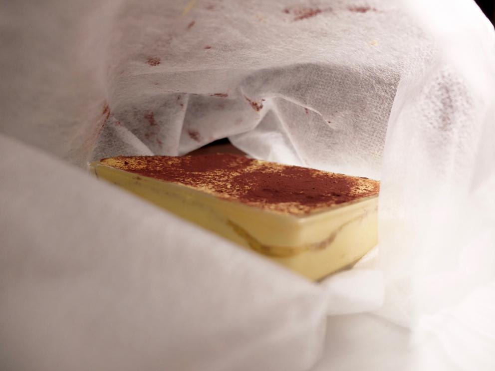 Galleria fotografica






La nostra cena al Dina nelle foto di Tanio Liotta. Il pane pugliese da lievito madre è aromatizzato con acciughe, capperi, olive e scorze di limone. Viene servito con burro alla scorza d'arancia









Un primo brodo, di verdure. «Adoro i brodi, richiamano la casa. Ne propongo uno accogliente all'inizio e uno profondo alla fine». Non chiarificato, con forte nota caramellata









Da dentro al sacchetto: casoncello crudo, ma cotto: lo si è assaggiato anche a Identità Milano 2018









Lo chef lo racconta così: «Avete mai mangiato la pasta ripiena cruda? Io ne ho mangiata una quantità sconsigliabile a chiunque. Quando ero a Modena, all'Osteria Francescana, un giorno ho mangiato due tortellini crudi e ho pensato: mamma mia, ma quanto sono buoni?! Sarebbe davvero bello renderli crudi, ma cotti: percezione palatale del crudo, ma assolutamente cotto. Ci ho lavorato, ci sono riuscito e così è nato il mio Casoncello crudo, ma cotto. Se Massimo Bottura un giorno verrà da Dina, solo per lui, ci sarà un tortellino crudo, ma cotto. Immagino di mandarlo sotto al tavolo facendo cadere una finta farina dall’alto e, come da bambino, se vorrà, potrà rubare il suo tortellino crudo, ma cotto “da sotto al tavolo”. Io rubavo i casoncelli dal sacchetto, quindi da Dina ognuno può giocare con la memoria attraverso questo piatto»









Tutto ci passa attraverso e ci cambia. Lo chef ama i prodotti-filtro, «capesante, cozze, eccetera». Qui crema di cozze, crema di pomodori confit piccante, aria di limone, erbe aromatiche, pane croccante e tartare di fungo. «L'uomo è un filtro (come la cozza): tutto ciò che incontra lascia in lui dei segni. L'uomo è anche un parassita (come il fungo): si lega a ciò che lo attrae». Il piatto è servito in un "bidoncino del pattume"









Agretti come spaghetti, piatto buonissimo. Lo chef fa annusare un'estrazione di radice di agretti (la terra) e una di tarassaco (un campo dopo la pioggia). Quindi si mangia il piatto, che prevede anche crema di noci, lime, timo, ravanello, prezzemolo e olio al fieno greco. Gli agretti sono cotti nella loro estrazione









Carciofo o ostrica. Piatto ispirato a Pippo Feroci dell'Osteria Francescana, «lui è come un'ostrica o un carciofo, ci vuole un po' di tempo per arrivare al cuore». Il carciofo cotto alla romana è condito con maionese d'ostrica e foie gras









Non mi era proprio mai piaciuta, «perché a me la pasta pomodoro e basilico non piaceva». Lo chef mette sottovuoto degli spaghetti con dell'acqua di pomodoro; gli acidi di quest'ultima estraggono gli amidi, formando una sorta di gel. La parte di pasta rimasta, sfibrata, viene frullata col basilico e un poco di questo gel, quindi è usata per condire gli spaghetti veri e propri e per ottenere la pallina di gelato. La cialda è invece una meringa ottenuta dal solito gel









Aglio, Olio e 58, «pasta golosa» inventata per la Franceschetta 58 di Modena (da qui il nome), ma là mai servita. Prevede crema di prezzemolo, patata, scalogno, aglio, timo, peperoncino e ostriche









Ne mangerei un bidet!, il copyright del nome è di Davide Di Fabio, sous di Bottura. Questa volta i casoncelli sono proprio cotti, conditi poi con crema di Grana Padano 43 mesi riserva della Latteria Sant'Angelo di Campitello (Mn)









Ma quante ne sanno! Bottoni ripieni di polpo alla luciana e beurre blanc









L’agnello nella bocca del lupo. La carne di agnello, sfilacciata, è marinata nella Melittis melissophyllum, ossia la bocca di lupo, parente strettissima della melissa. Poi spinaci, radici amare di soncino, crema di patate arrosto, polvere di erbe e fondo d'agnello









A parte, un altro brodo, ottenuto da funghi e melissa. Favoloso. «Prendo 6 casse di funghi e le metto sul fuoco basso per 7 o 8 ore, senz'acqua, aggiungo una mazzetta di melissa e filtro»









Mi rode il fegato. Lo chef sta studiando piatti dedicati ai 7 vizi capitali, questo rappresenta l'ira. È un fegato di fassona Cazzamali appena scottato, noce tostata, riduzione di mele alla curcuma, salsa bordolese, cipolla croccante fritta









Predessert: Gelato al limone, olio extravergine e menta. L'olio è quello, abruzzese, di Marina Palusci









Risotto? Ma non doveva essere pane, burro e marmellata? Il riso è condito con riduzione di arancia, pinoli ed estrazione di rosmarino. Una bomba






